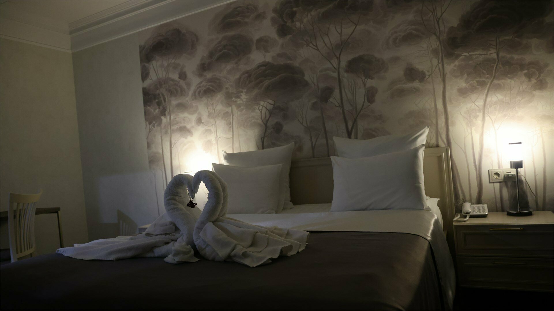 Двухкомнатный номер: спальня и гостиная с зоной кухни