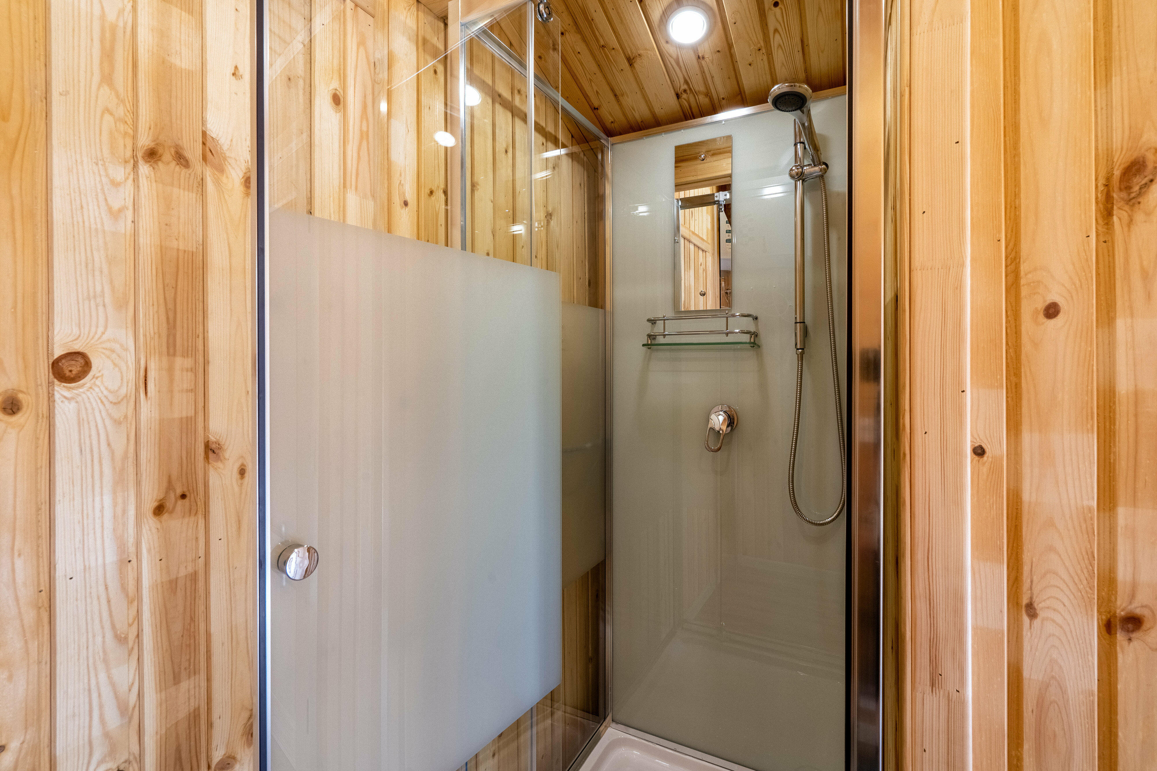 Ладога Хоум “Озеро”: Дом с большой террасой в лесу