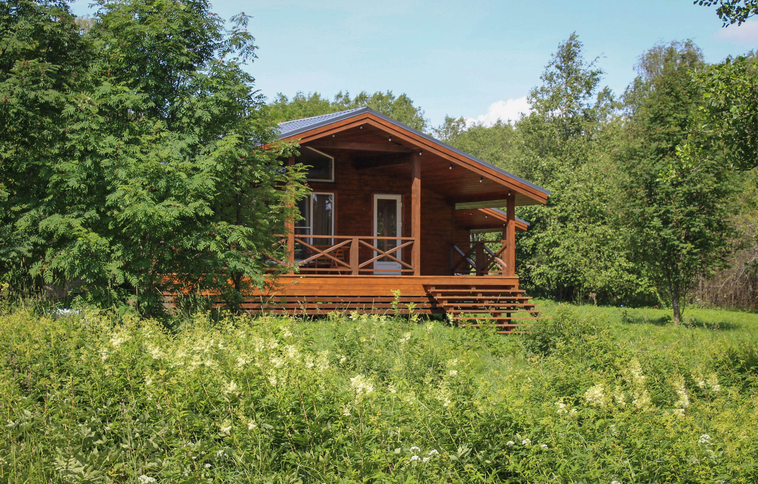 Ладога Хоум “Озеро”: Дом с большой террасой в лесу