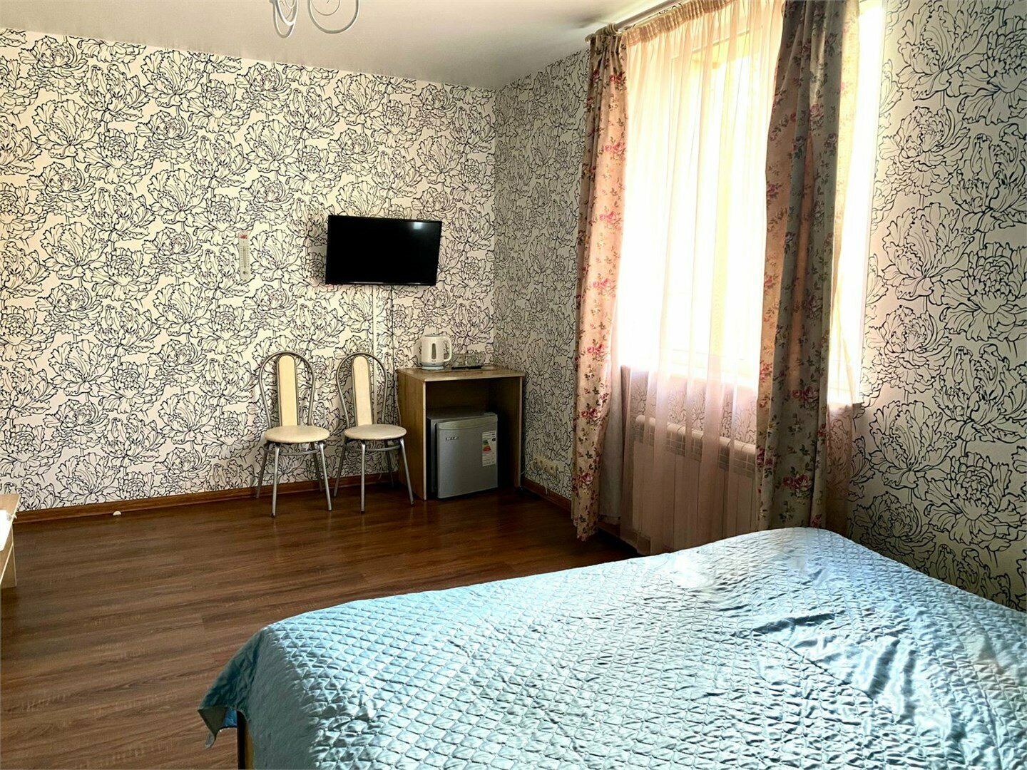 Четырехместный номер с 1 двуспальной кроватью и 1 двуспальным диваном