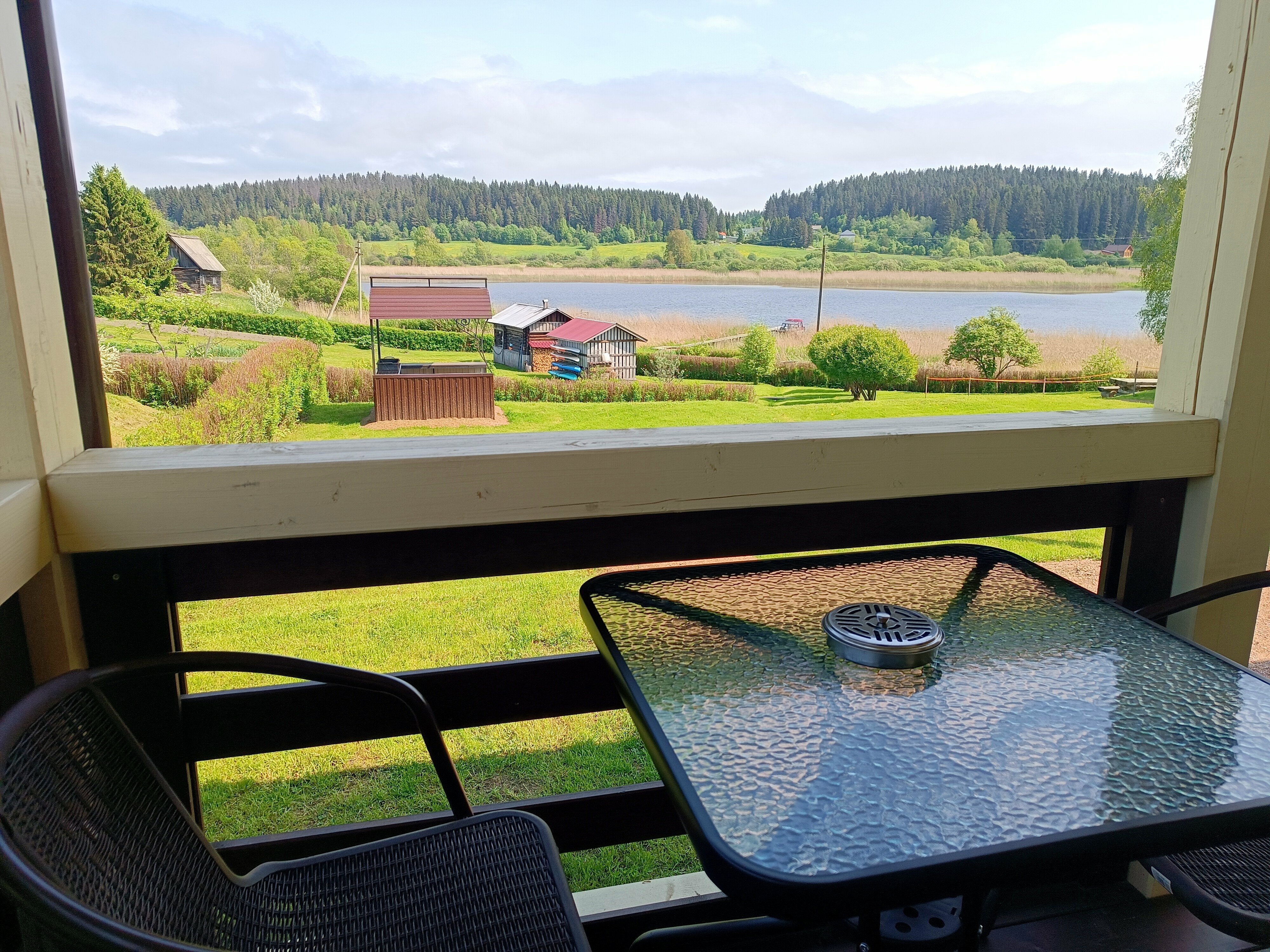 Коттедж с сауной с видом на озеро и лес