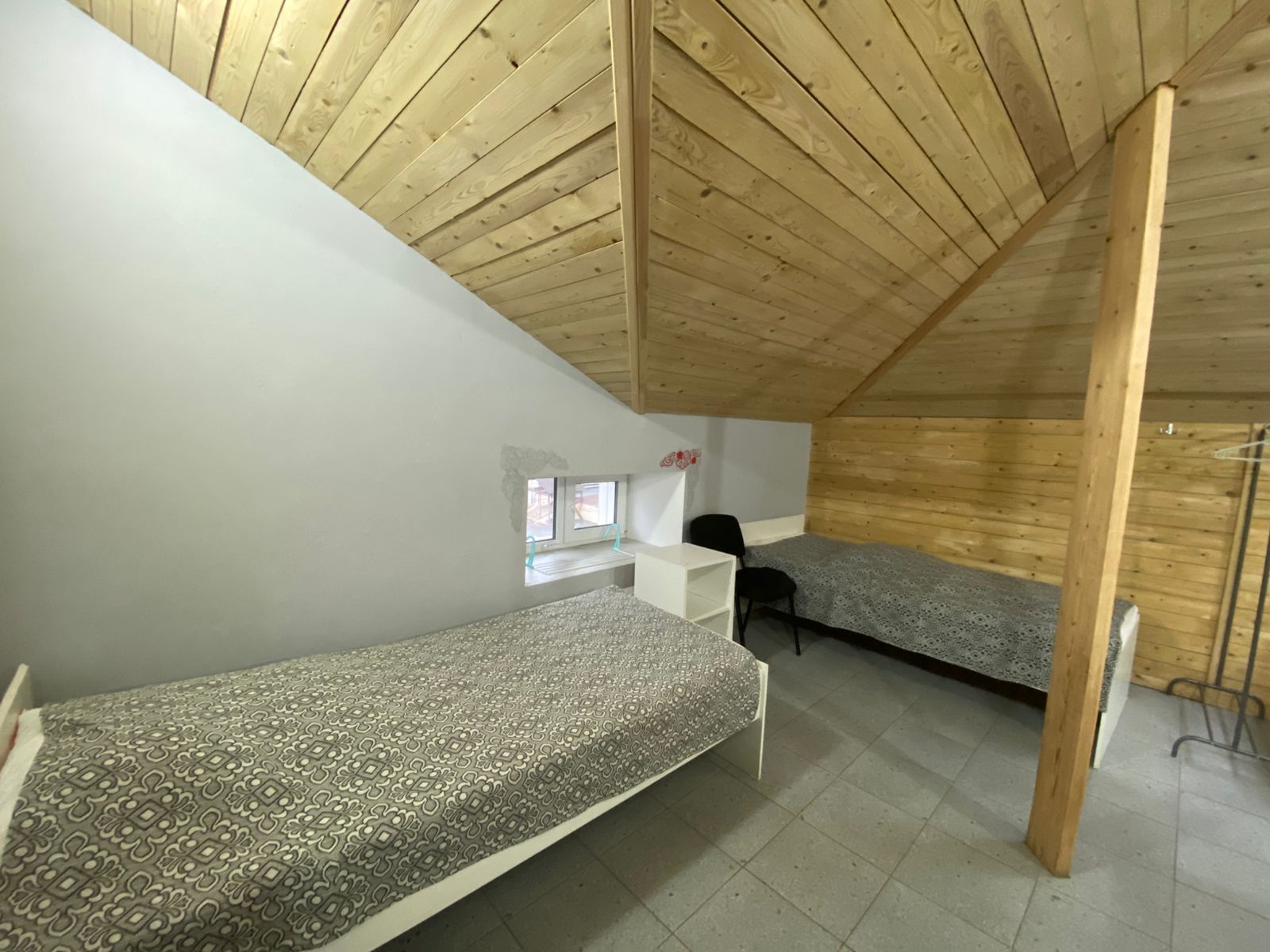 Номер 3. Кровать в общем 7-местном номере с общей ванной комнатой