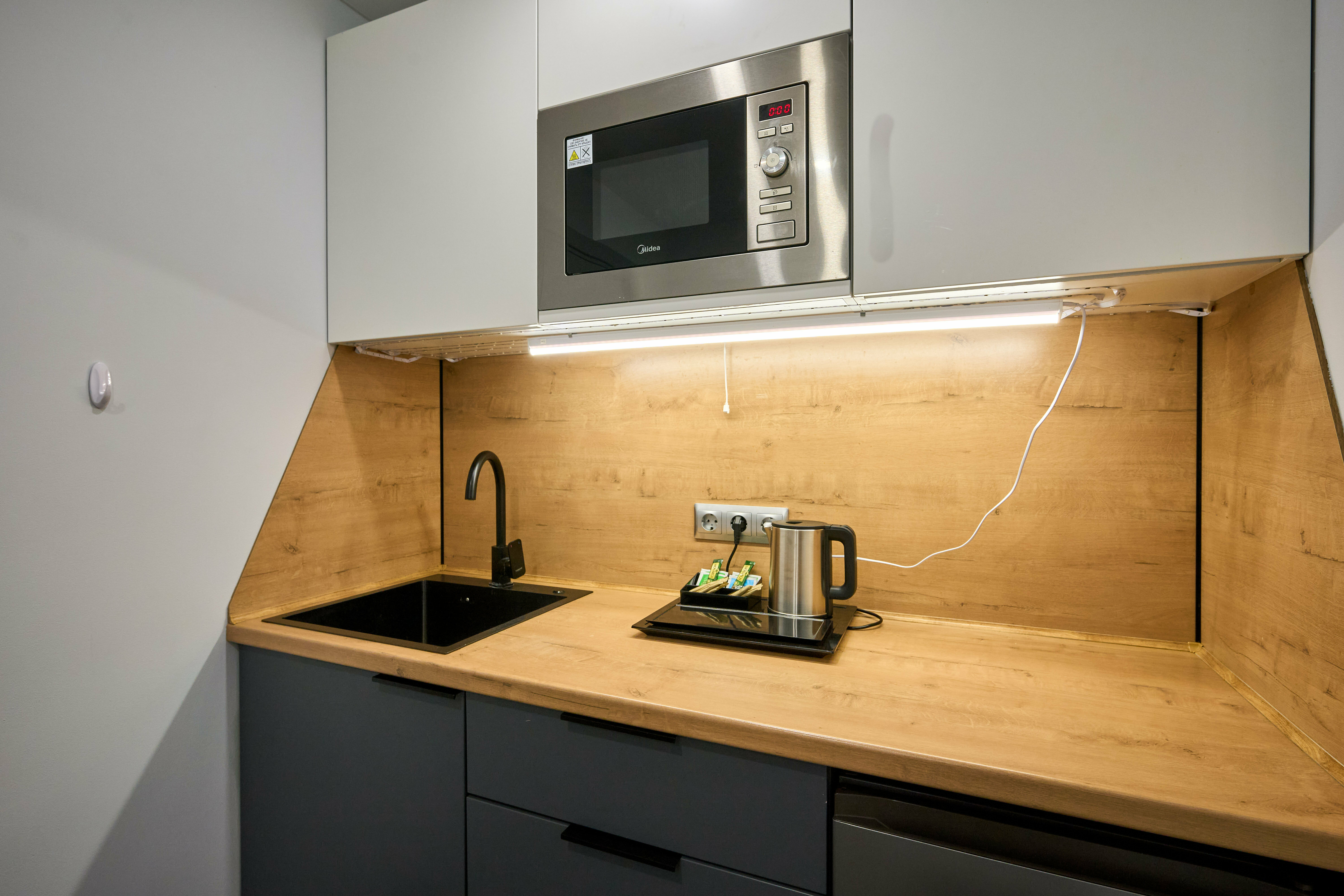 Студия с мини кухней, с фальш-окном.