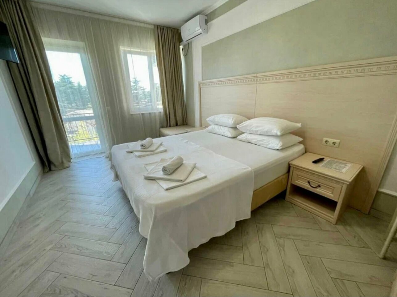 Трехместный номер с балконом