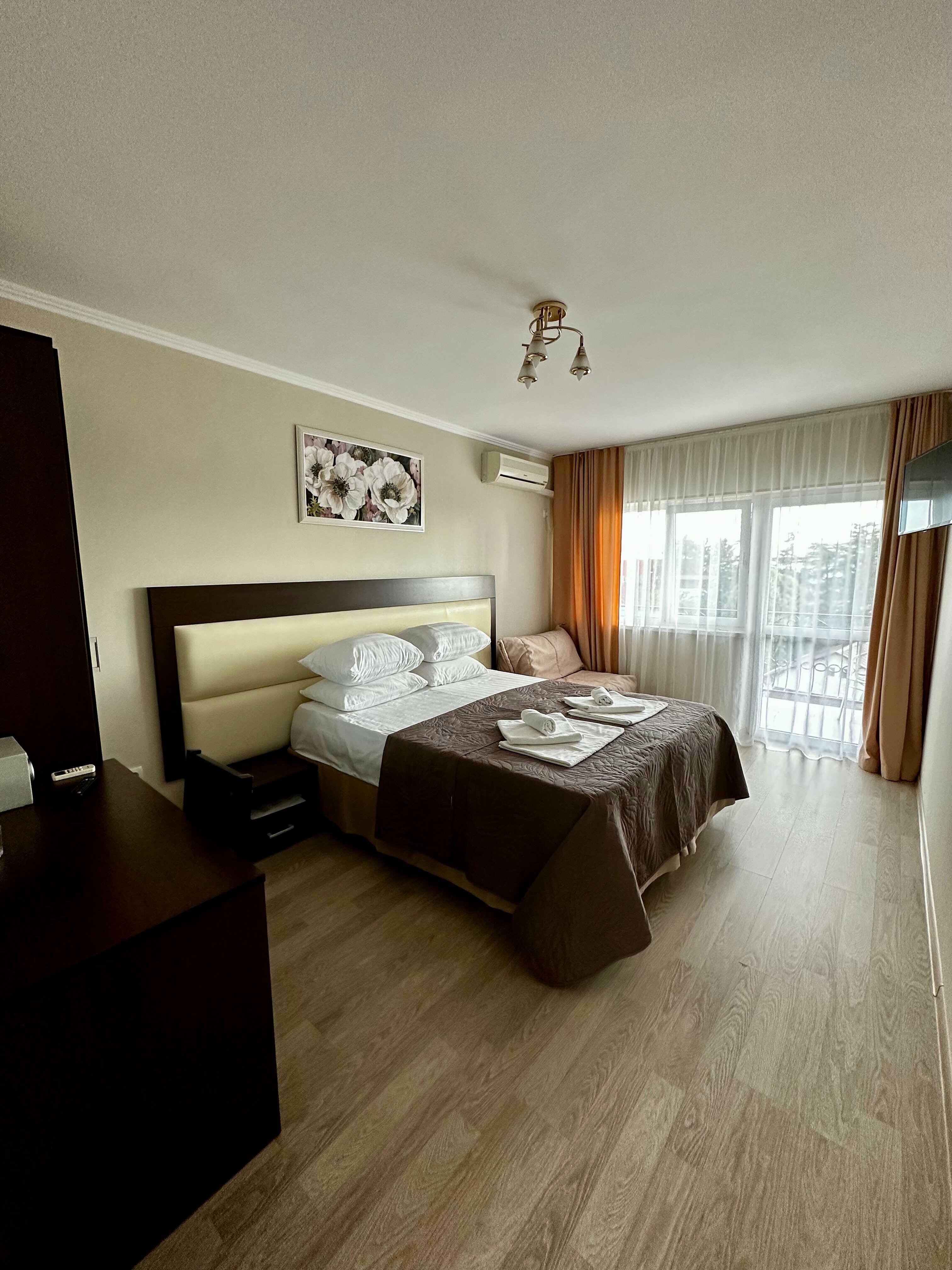 Трехместный номер с балконом