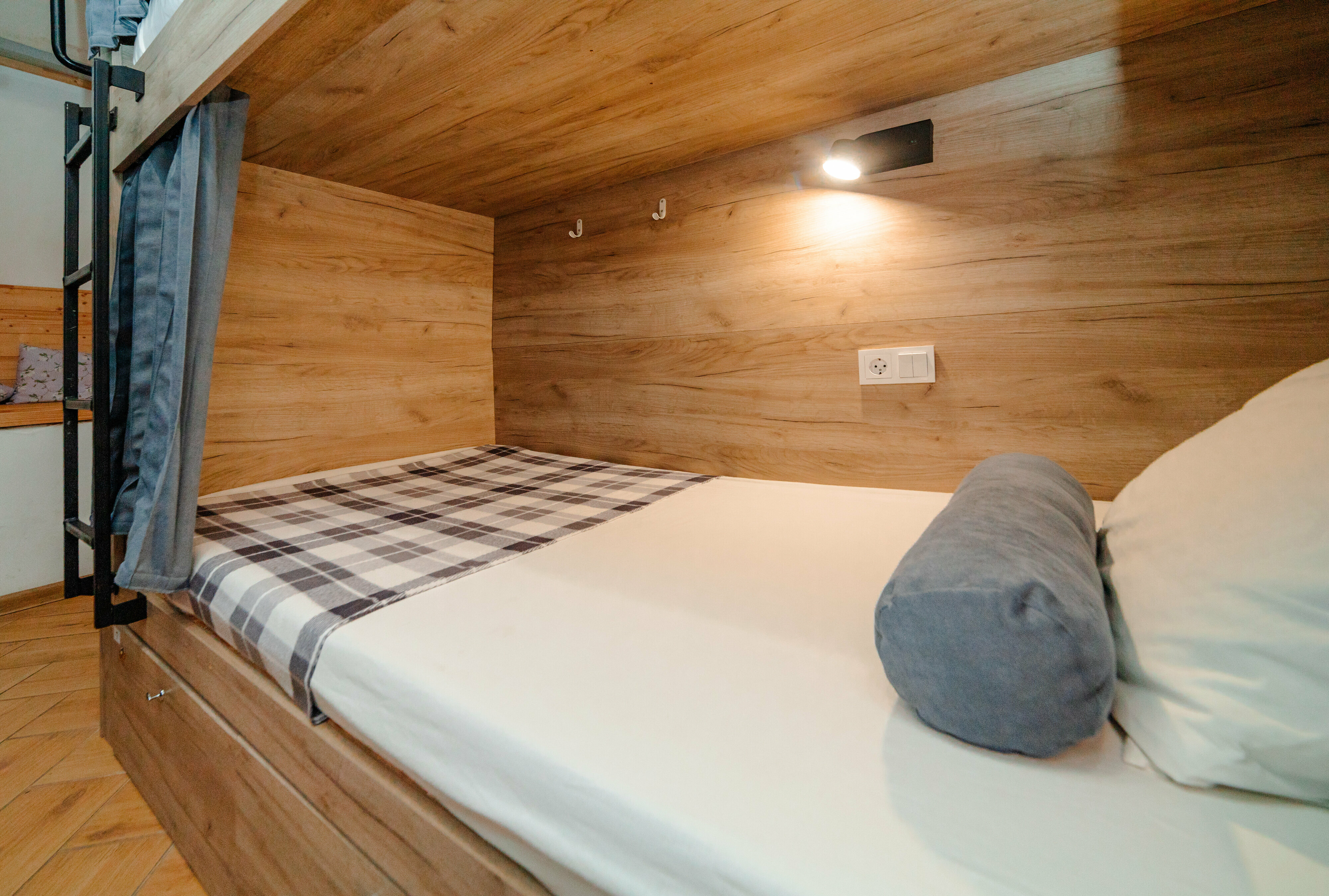 Нижнее место в номере для женщин