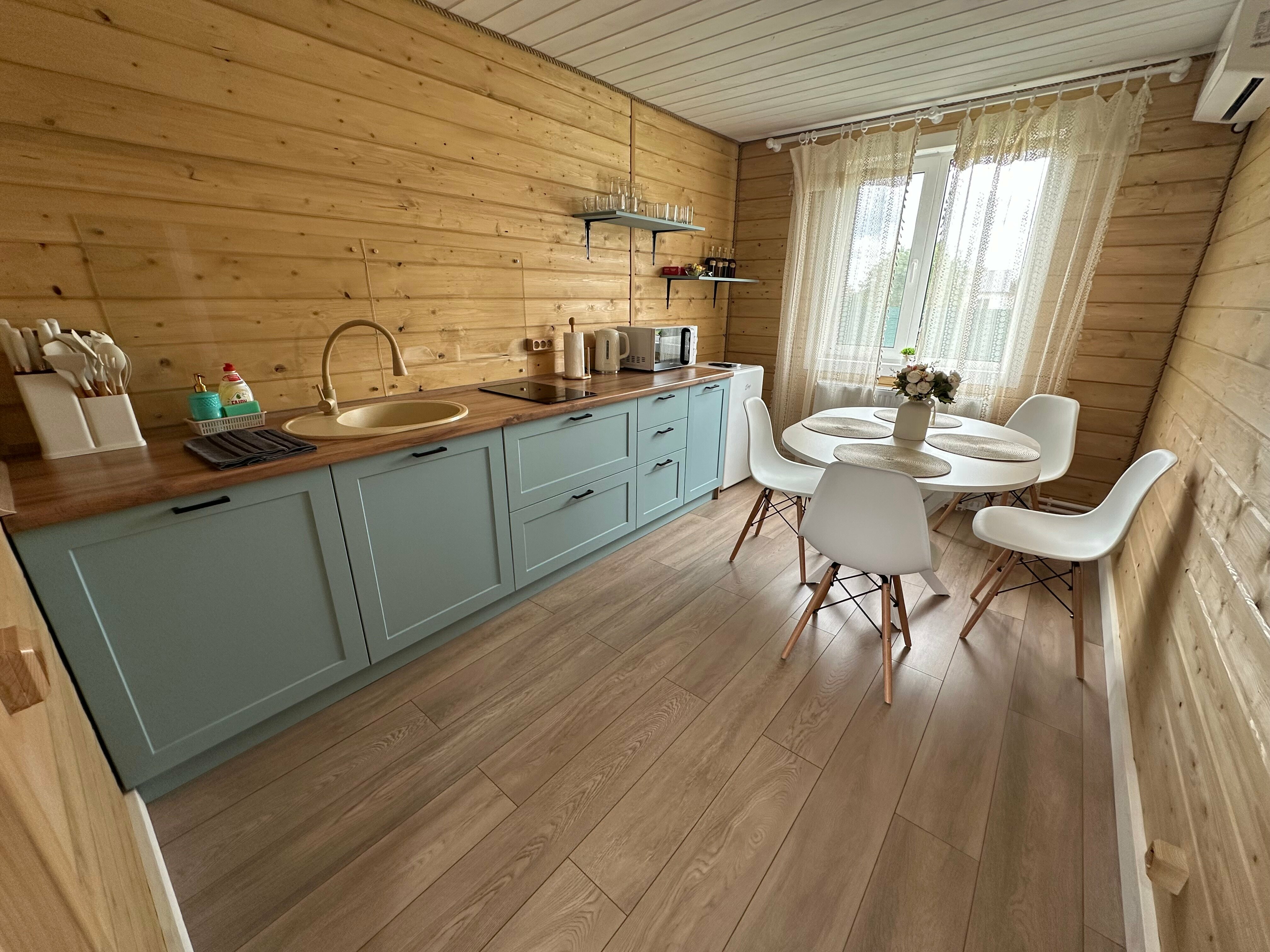 Семейный домик с двумя комнатами и уютной кухней