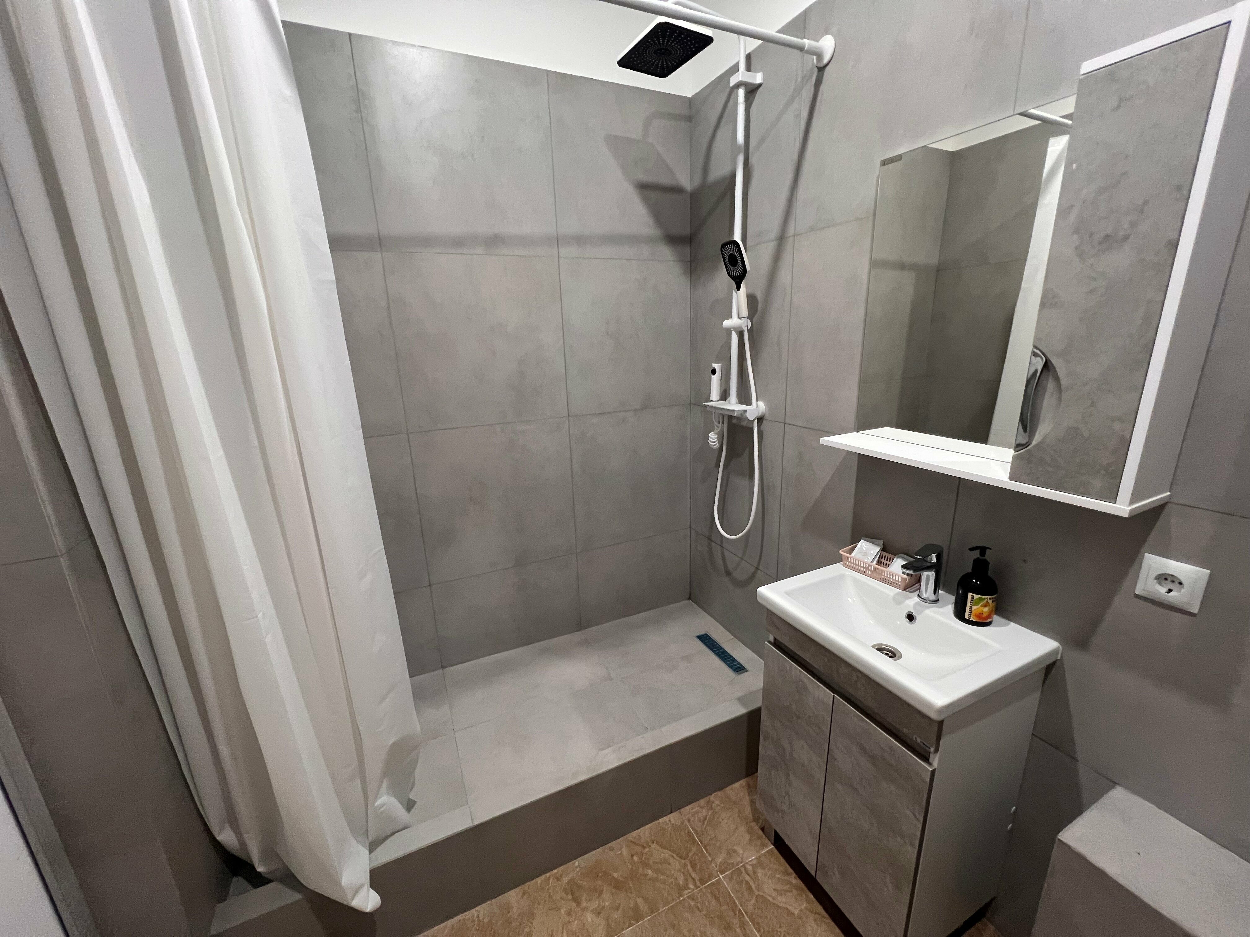 Современный трехместный номер (без окон) с двуспальной кроватью queen-size, односпальной кроватью, туалетной и душевой комнатами