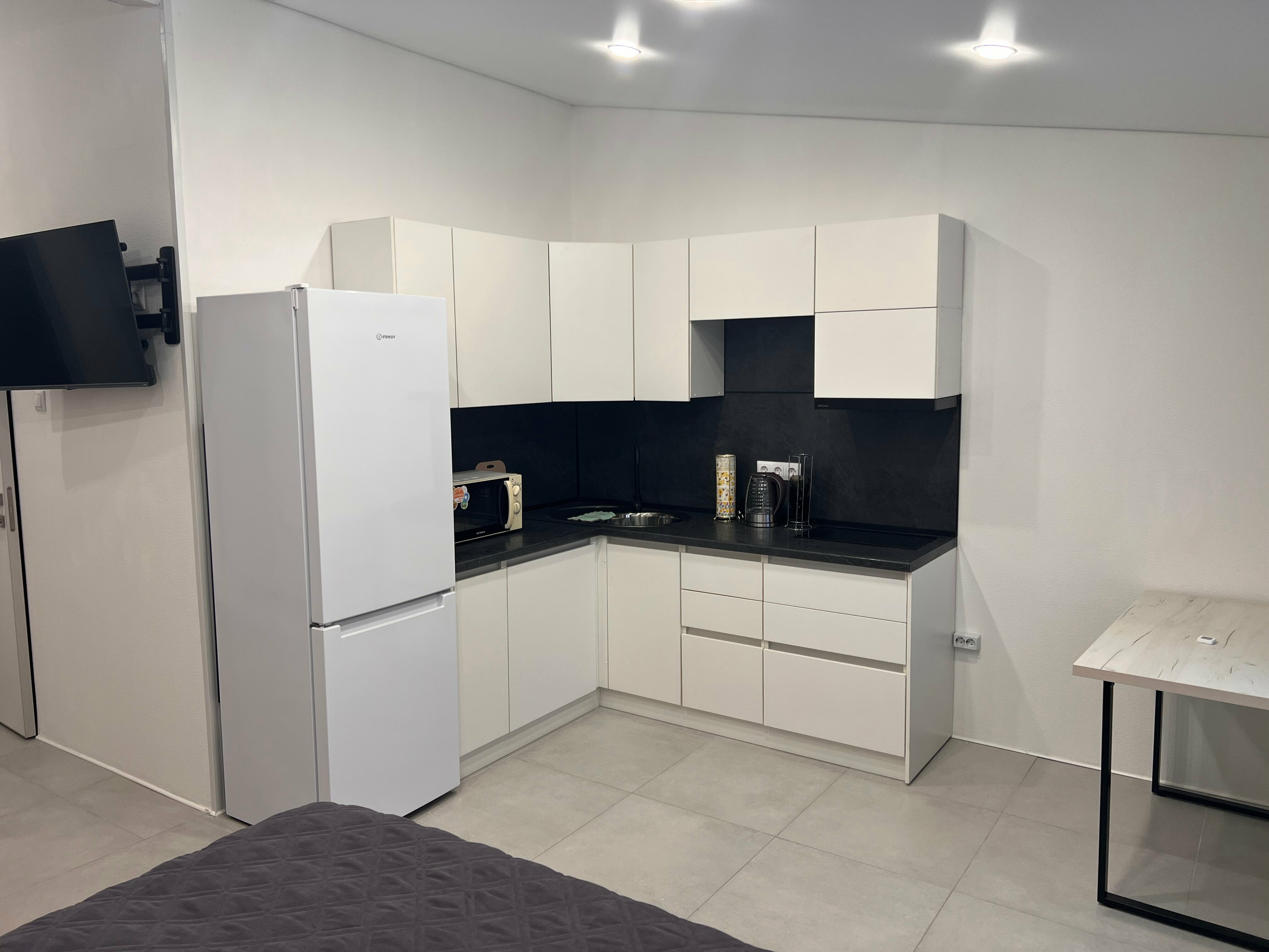 Современная трехместная студия (апартаменты) с двуспальной кроватью king-size, раскладным диваном, своей кухней и ванной комнатой