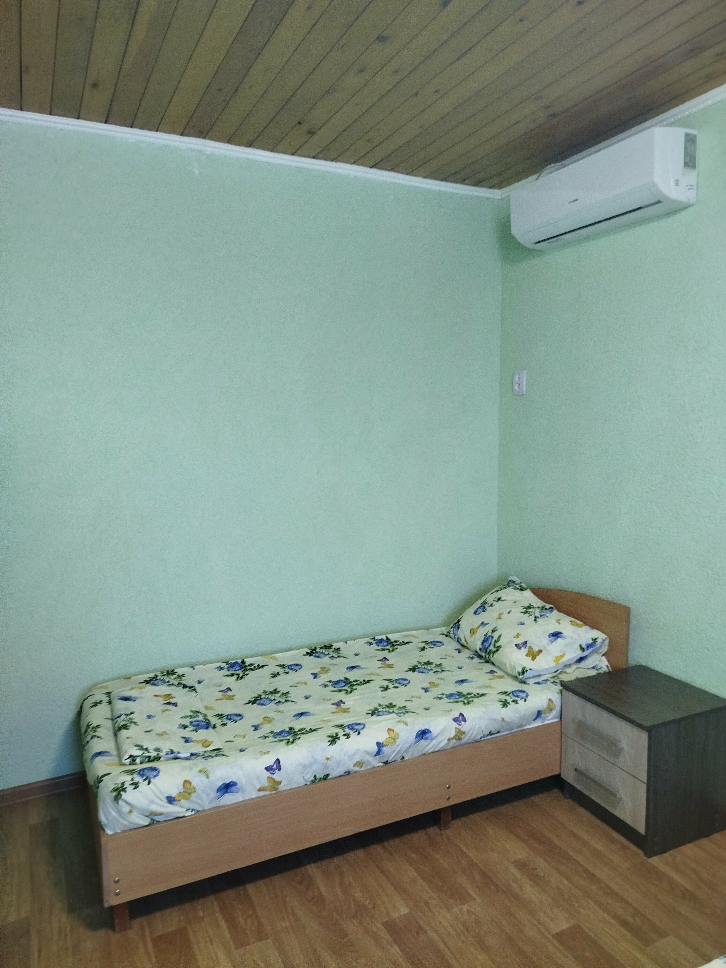 Двухкомнатный пятиместный( имеется своя мини-кухня)