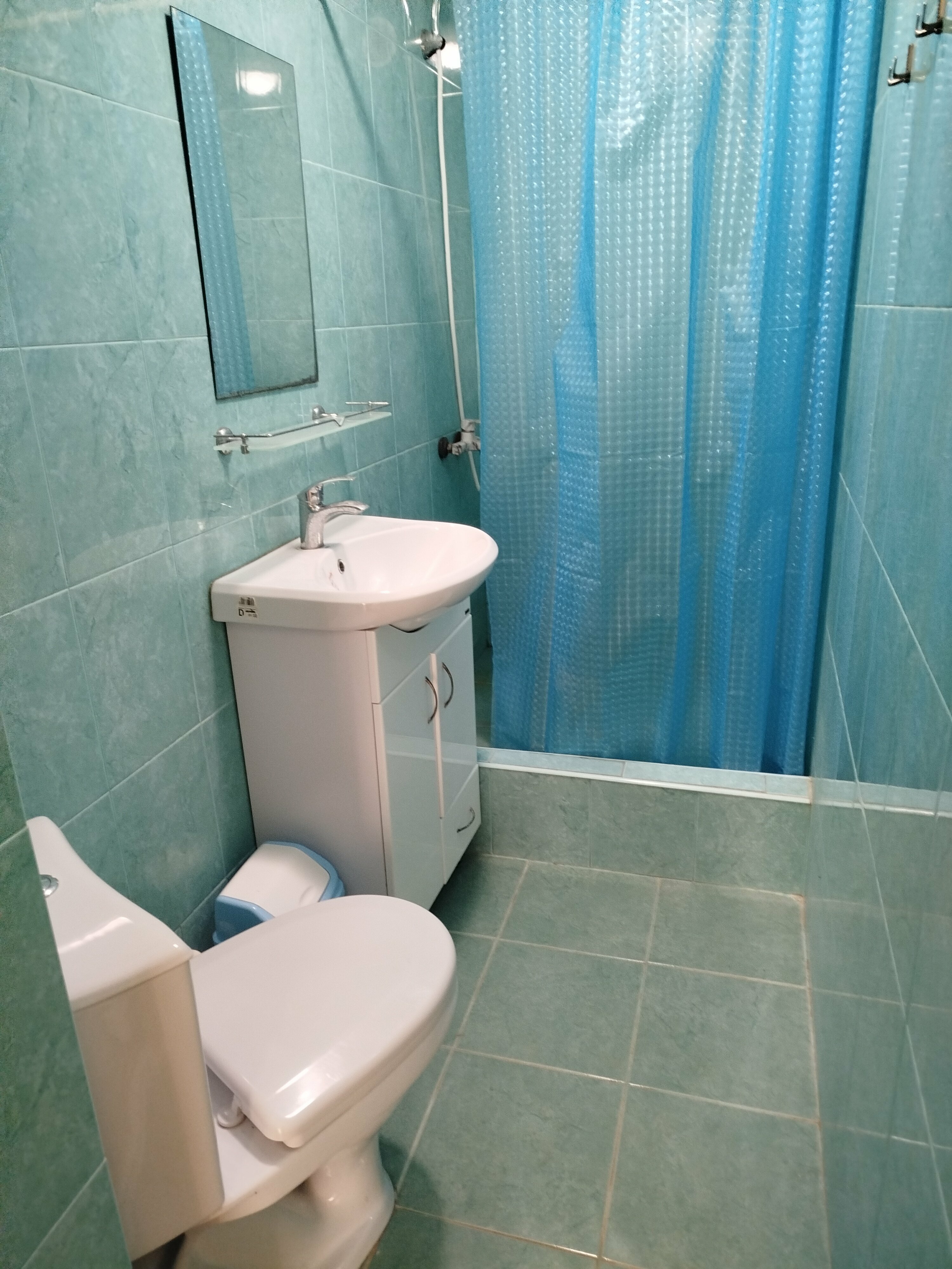 Двухкомнатный пятиместный( имеется своя мини-кухня)