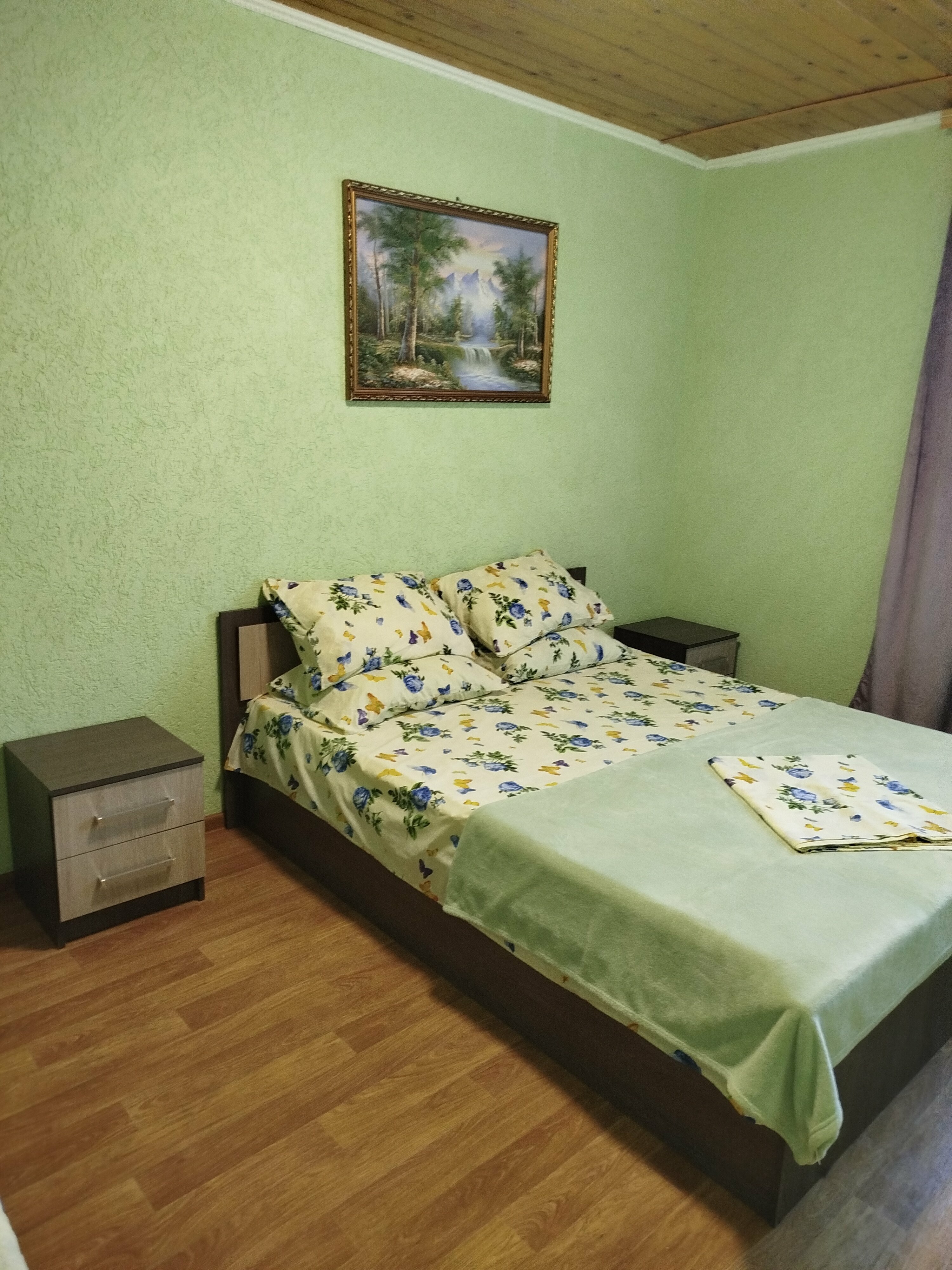 Двухкомнатный пятиместный( имеется своя мини-кухня)