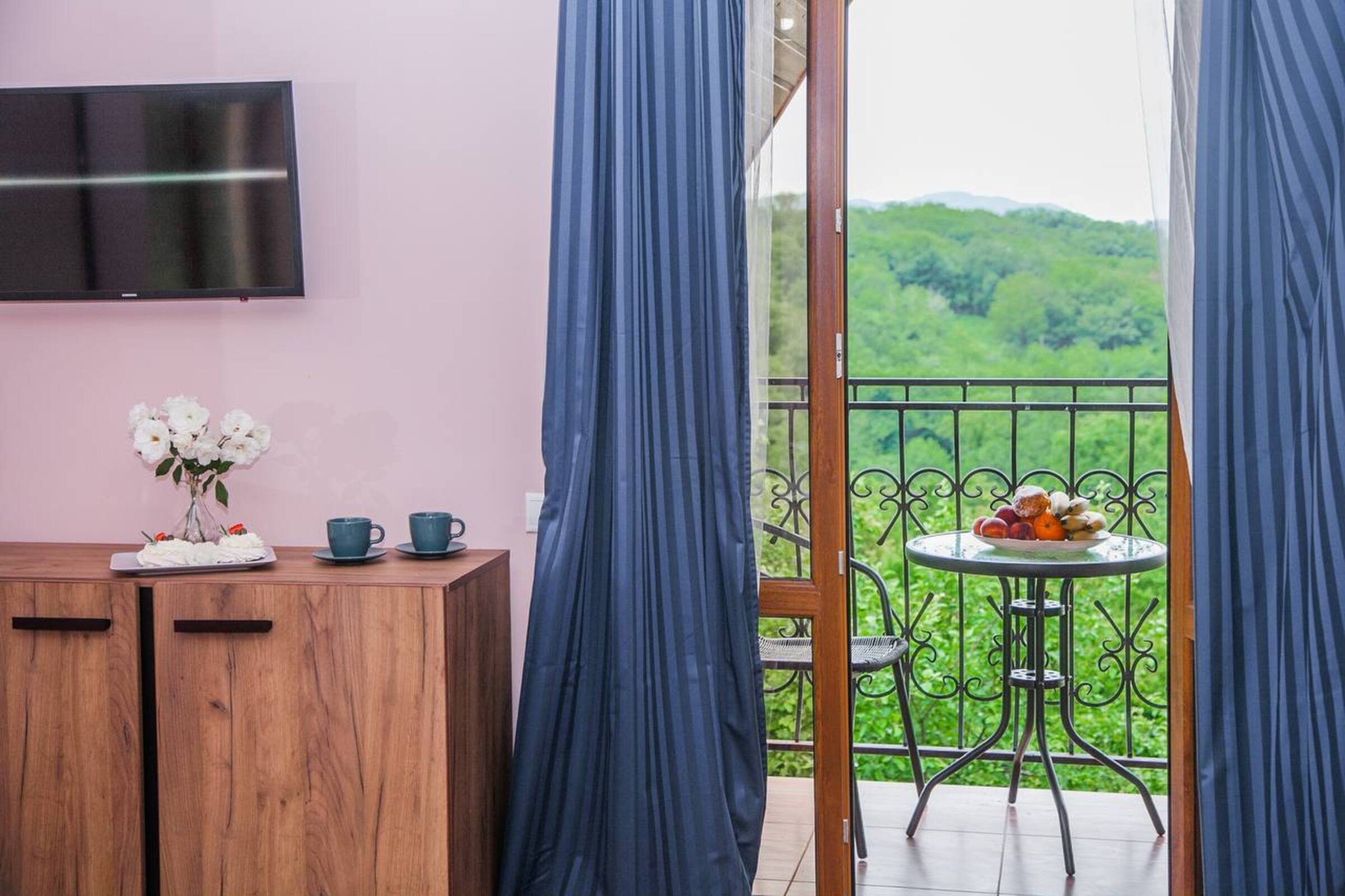 Стандарт с двуспальной кроватью и диваном