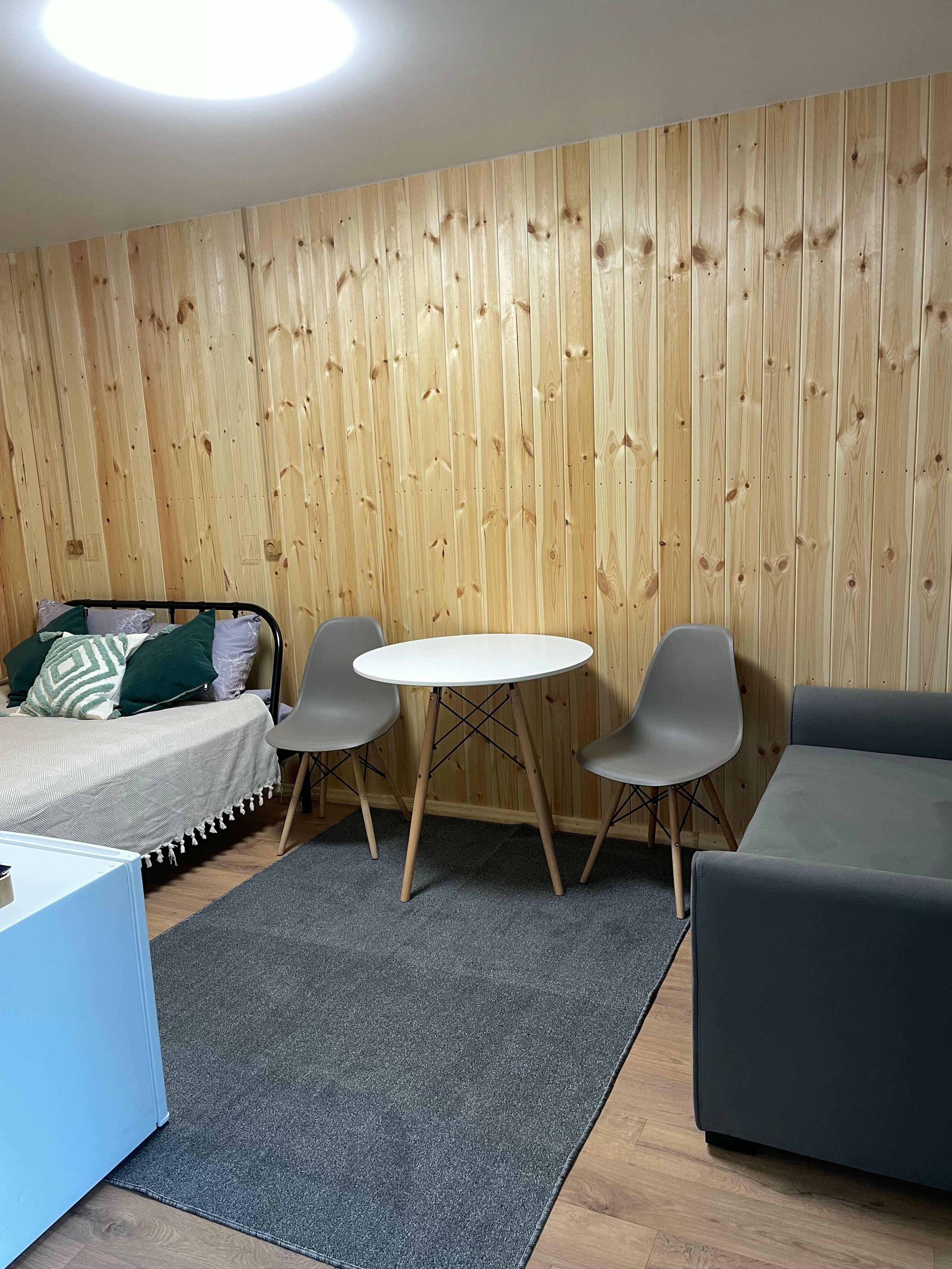 Домик в лесу с видом на горы