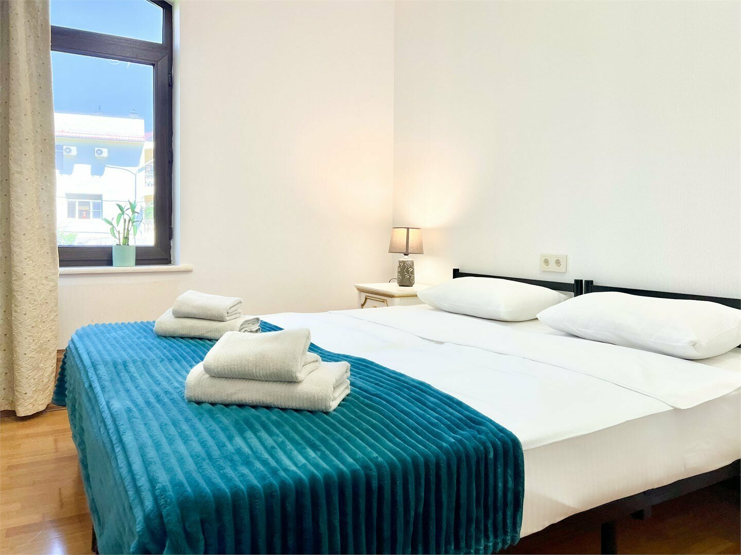 205 - трехместный номер с 1 двуспальной кроватью и 1 односпальной кроватью. Собственная ванная комната