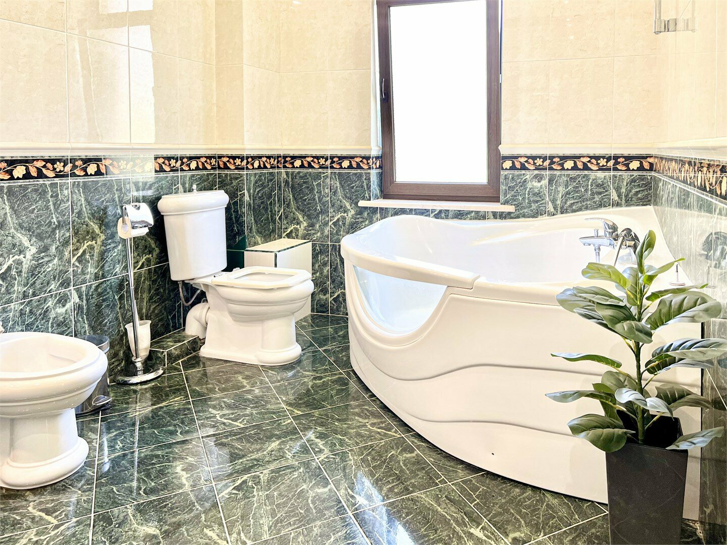 205 - трехместный номер с 1 двуспальной кроватью и 1 односпальной кроватью. Собственная ванная комната