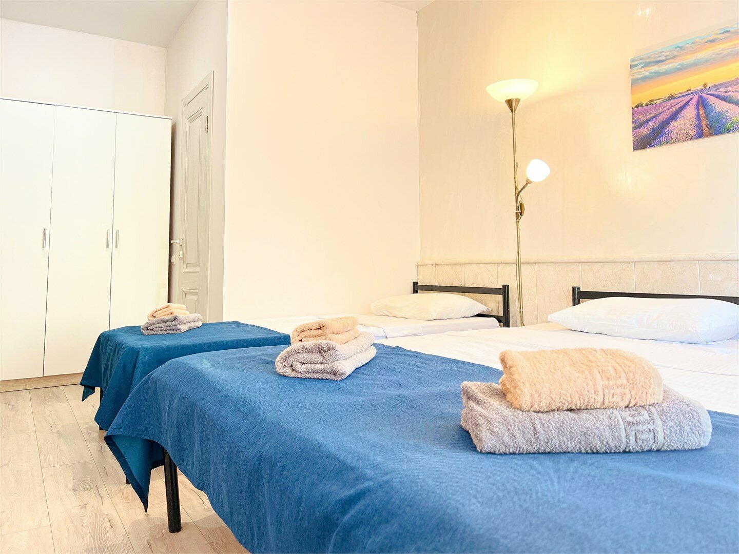 СТАНДАРТ G2 - трехместный номер с 1 двуспальной кроватью и 1 односпальной кроватью. Собственная ванная комната