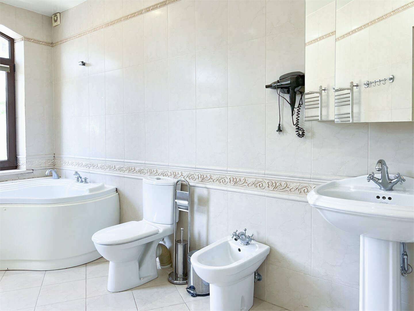 203 - Двухместная комната с кроватью размера "king-size". Собственная ванная комната