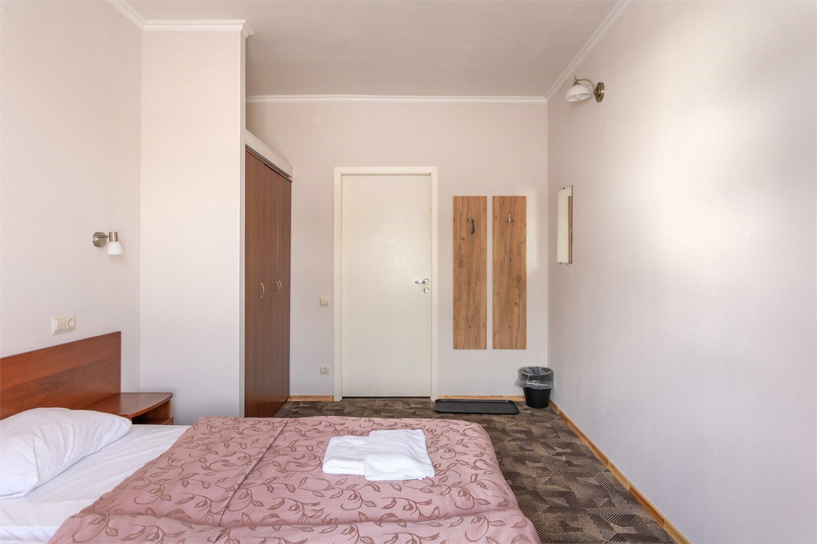 Улучшенный Бюджетный номер с общей ванной комнатой на этаже