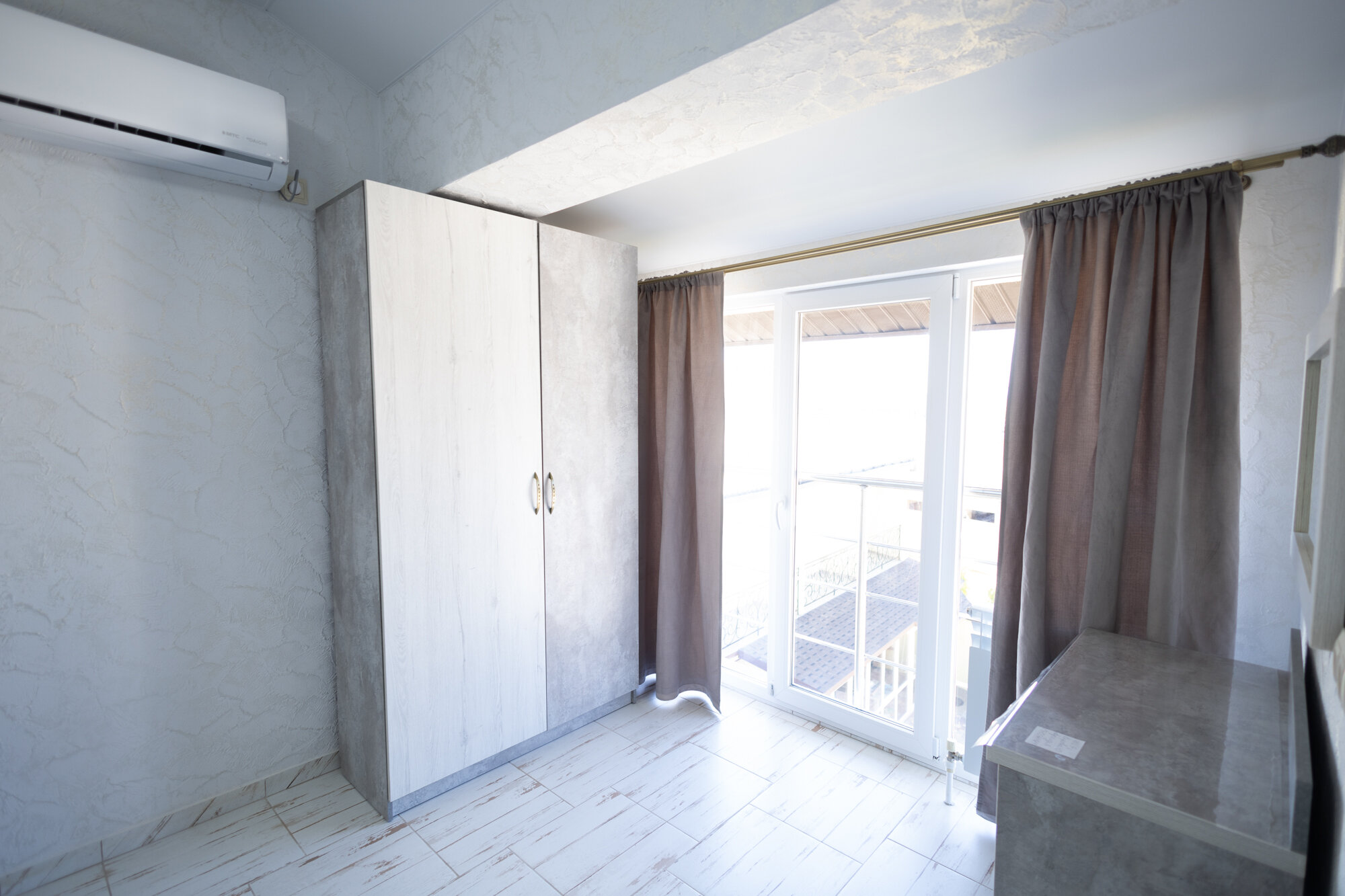 Двухкомнатные номера Стандарт Плюс с кухней для 2-5 гостей. Кондиционер, телевизор, холодильник, фен.