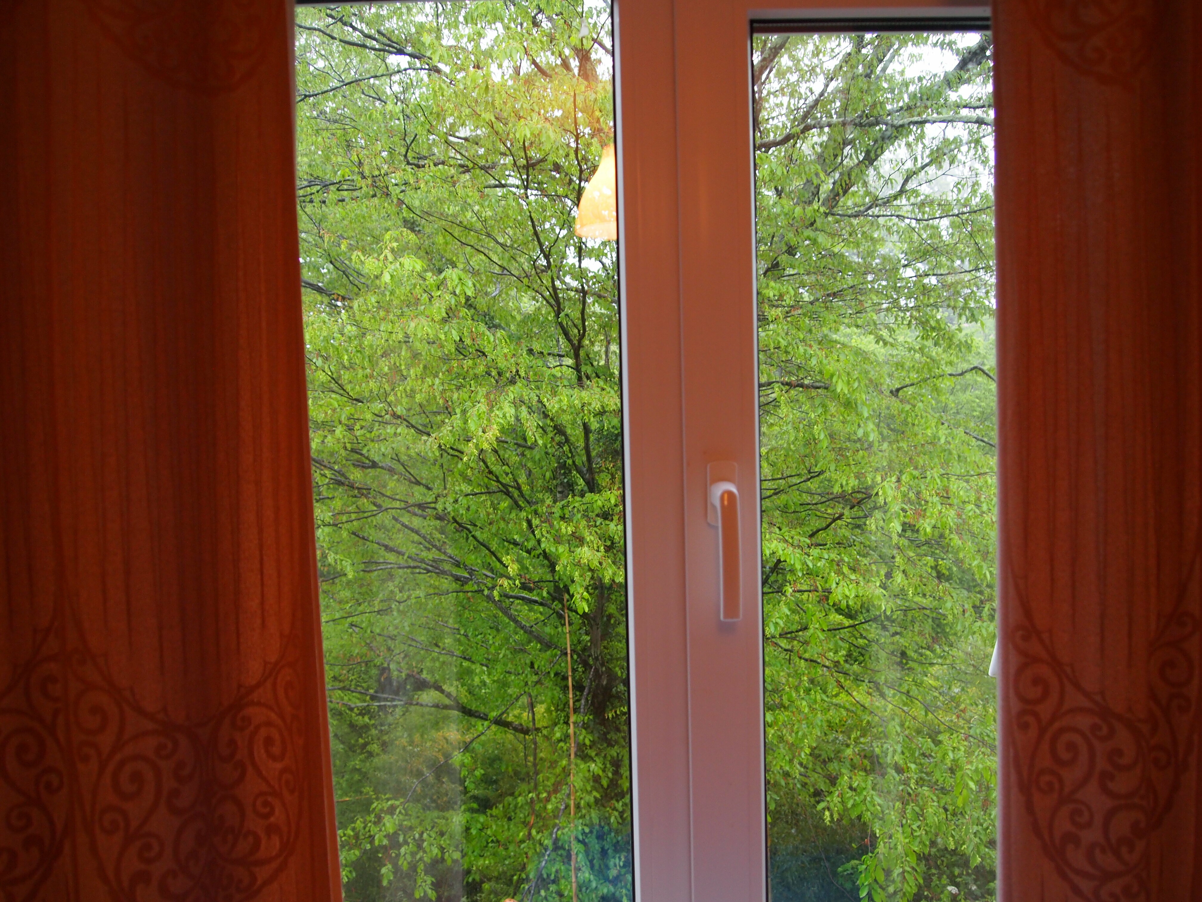 Трехместный номер эконом-класса с общей ванной комнатой