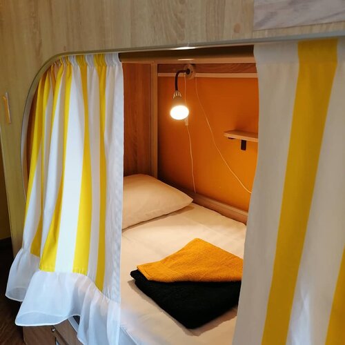 Спальное место на двухъярусной кровати в общем номере для женщин