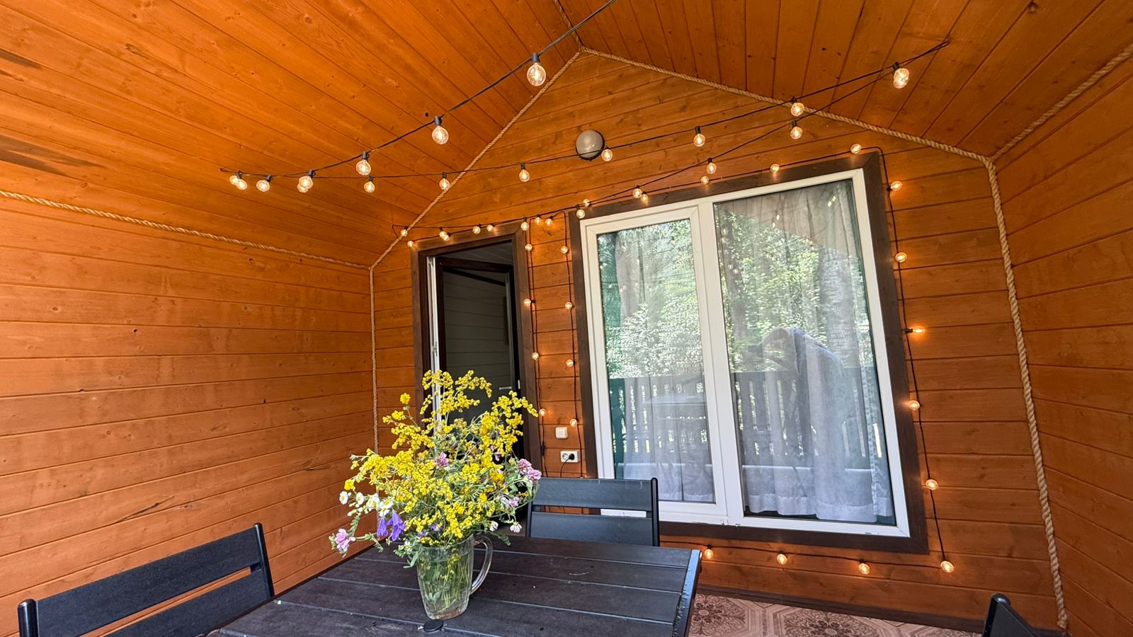 Трехместный номер с видом на горы, лес и реку