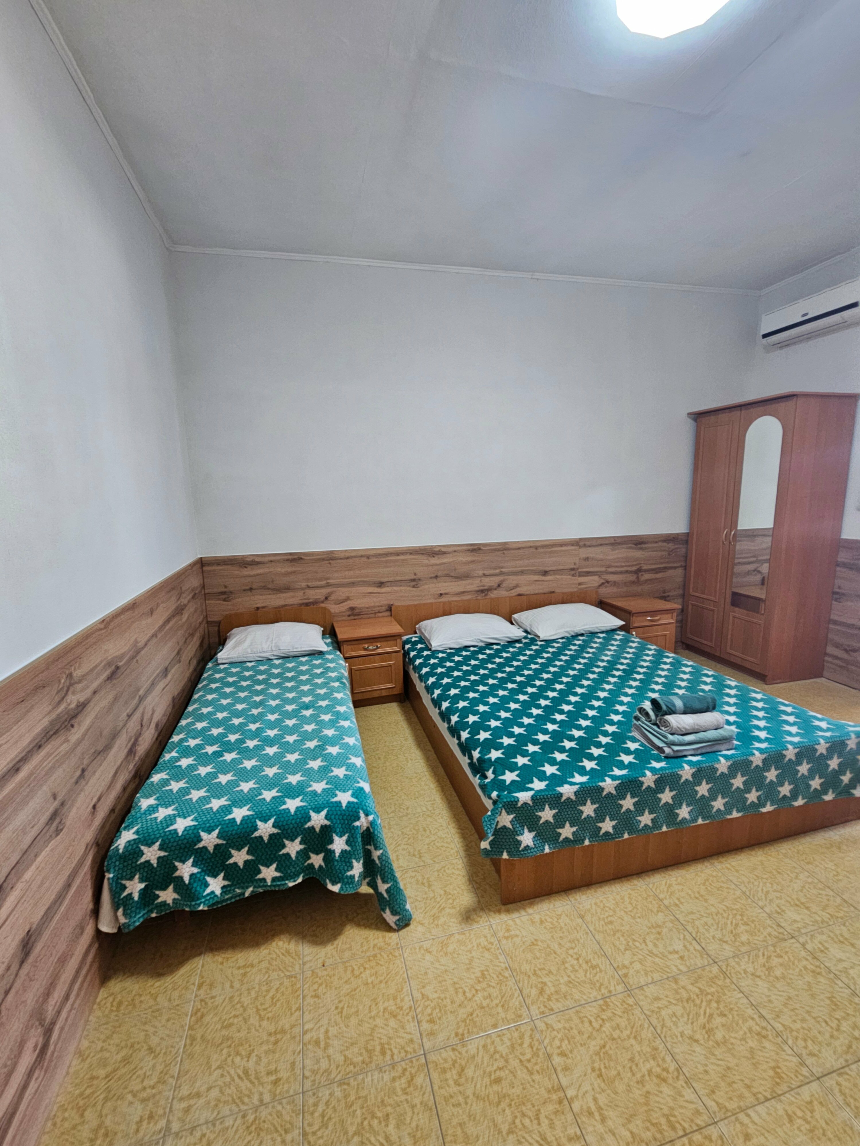 Трехместный номер «Комфорт» с душем