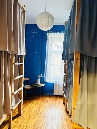 Кровать в общем 4-местном номере для мужчин и женщин