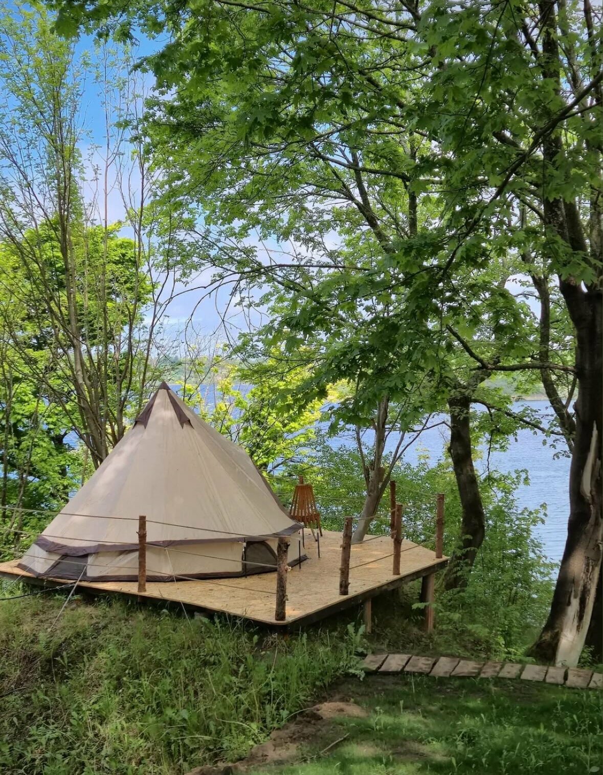 Уединённый шатер на холме с видом на озеро