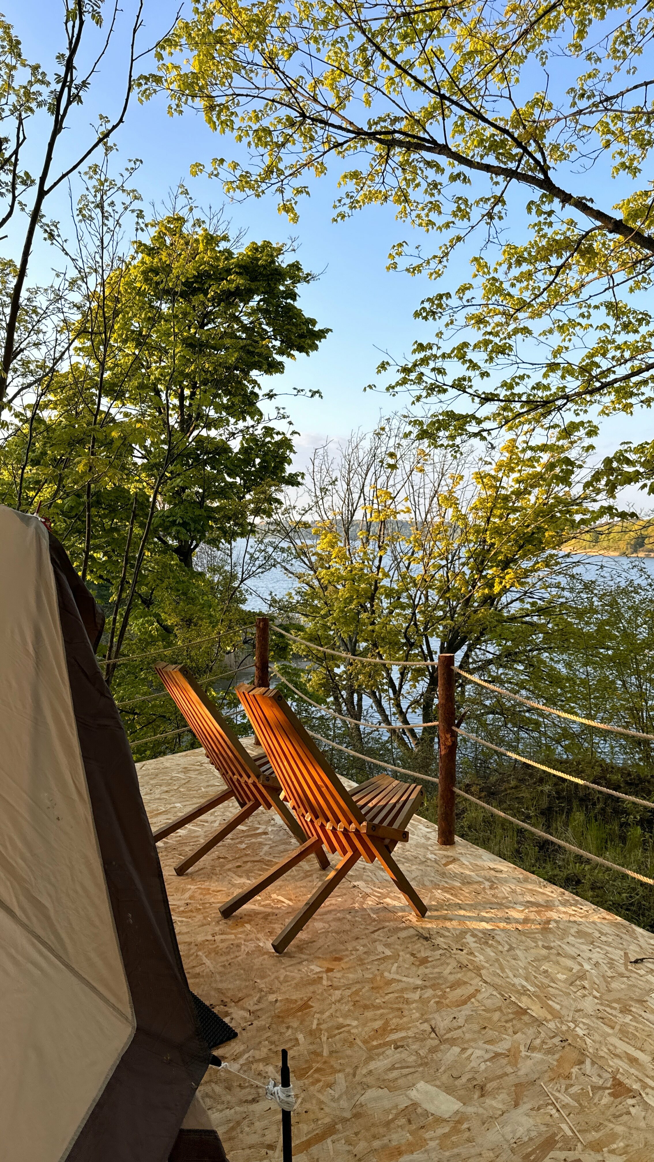 Уединённый шатер на холме с видом на озеро