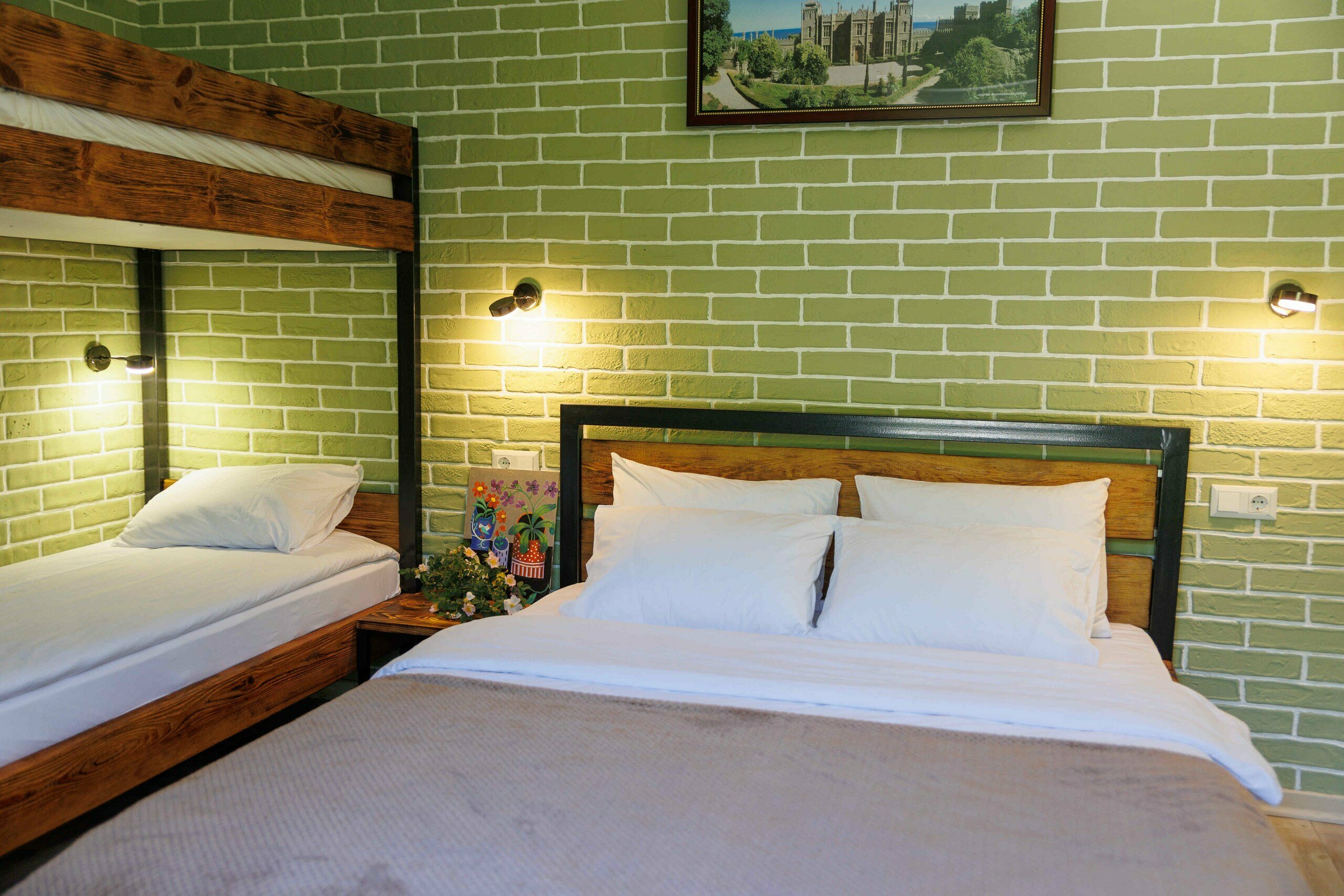 Четырехместный номер с видом во двор