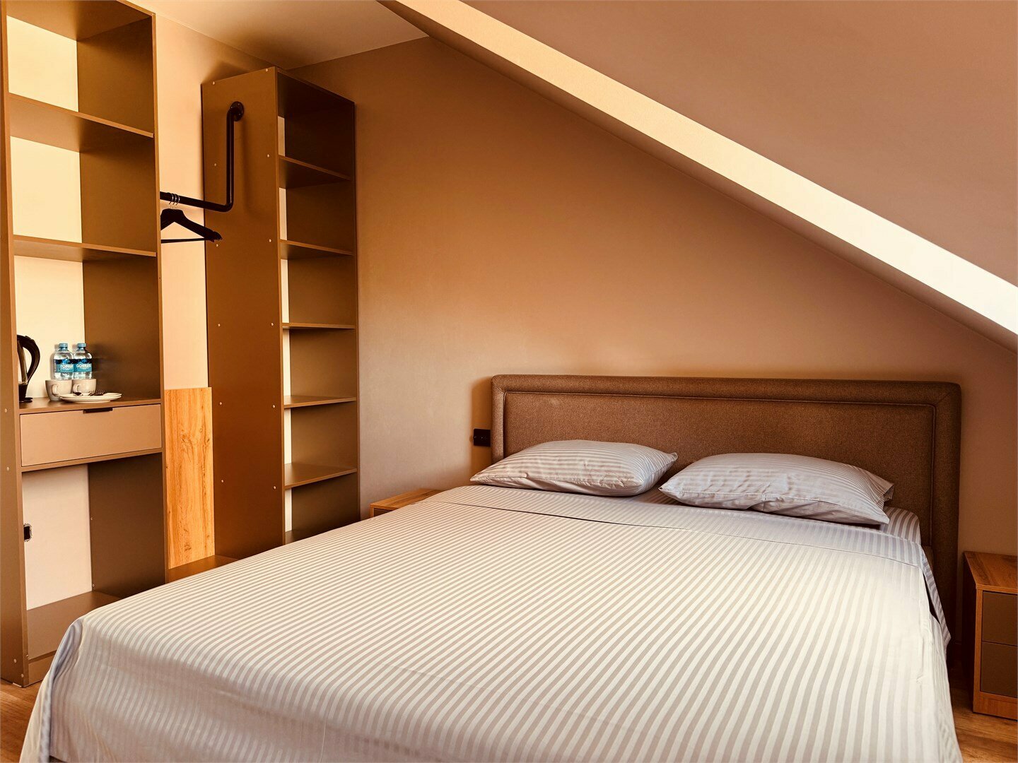 мансардный номер с большой кроватью