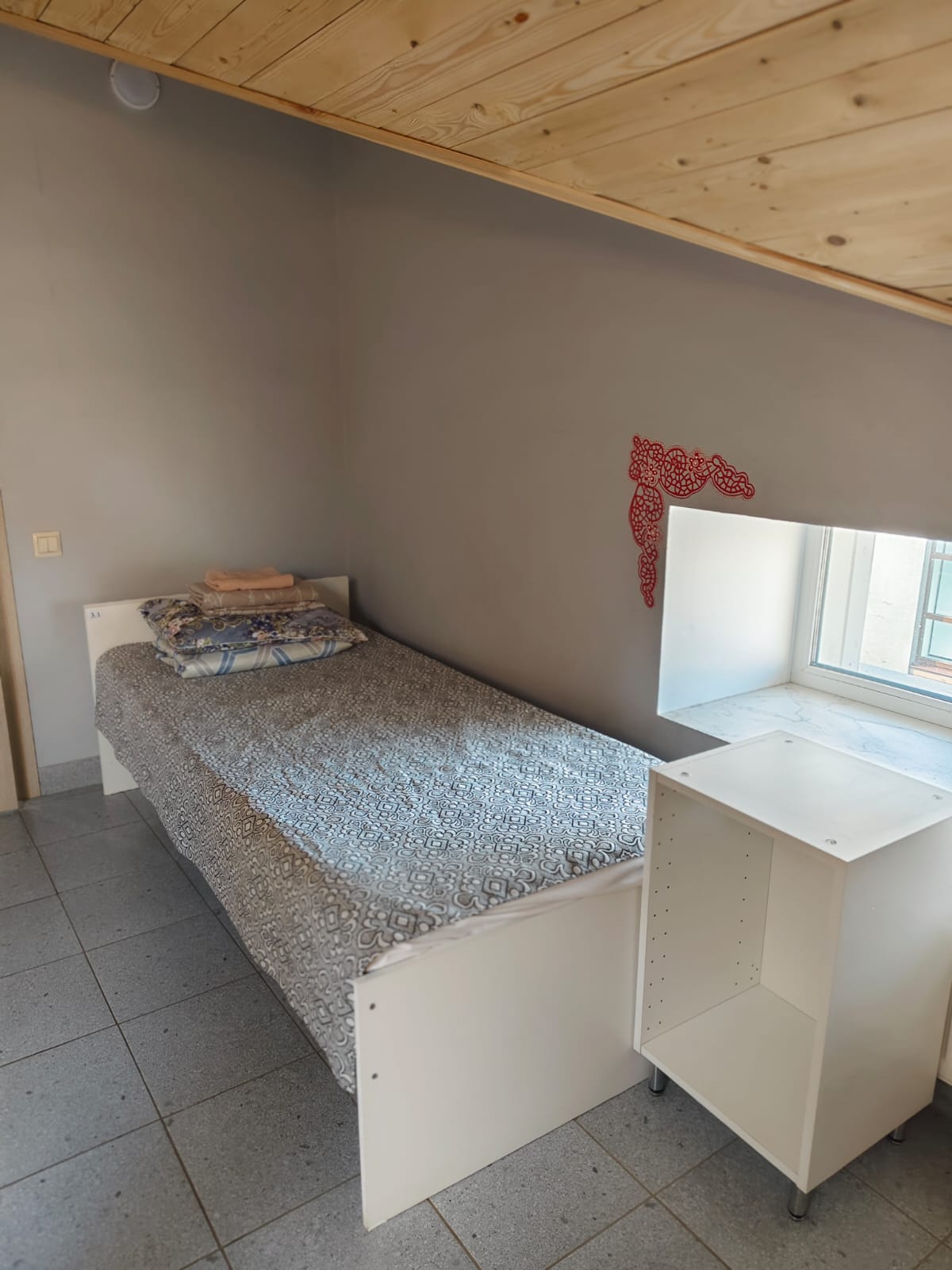 Номер 3. Кровать в общем 7-местном номере с общей ванной комнатой