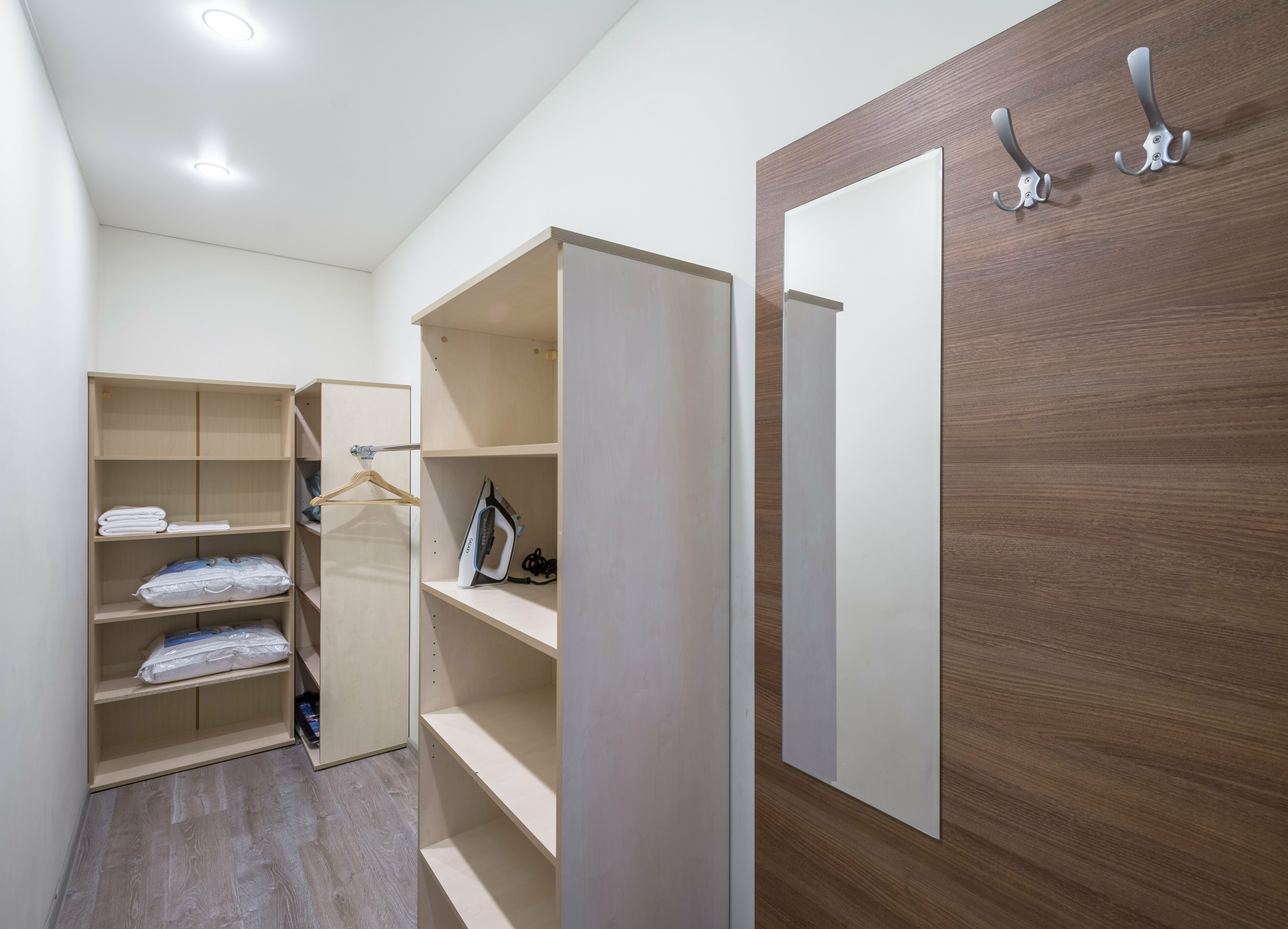 Апартаменты бизнес-класса с кроватью king-size, кухней-гостиной и открытым балконом (с видом на внутренний дворик). Размещение до 5 человек.