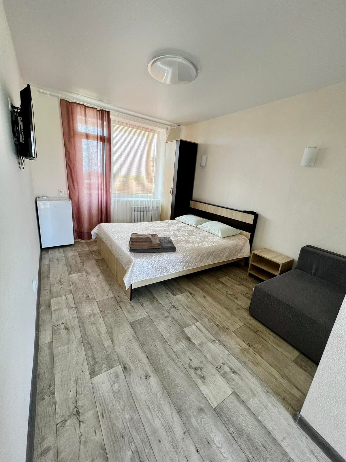 Двухместный номер с двуспальной кроватью и дополнительной кроватью