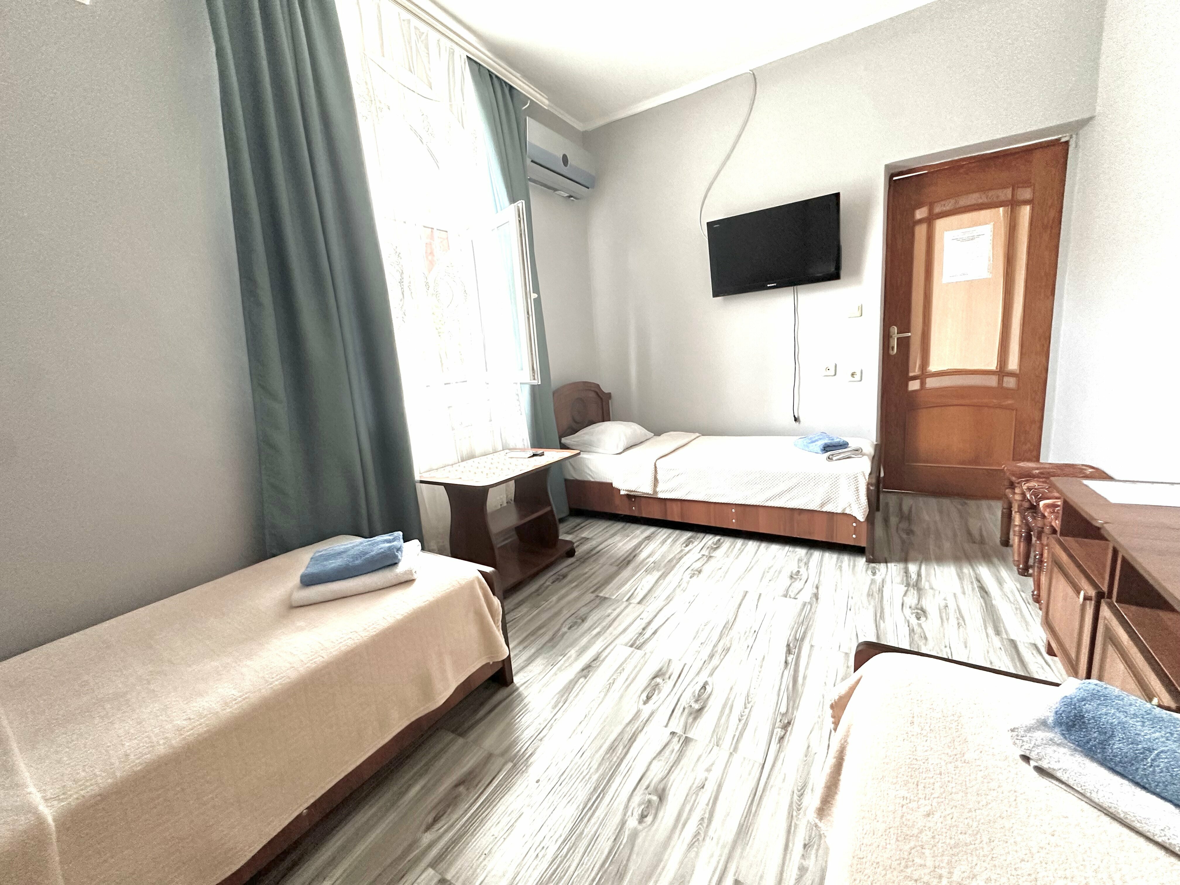 Трехместный номер с общим туалетом