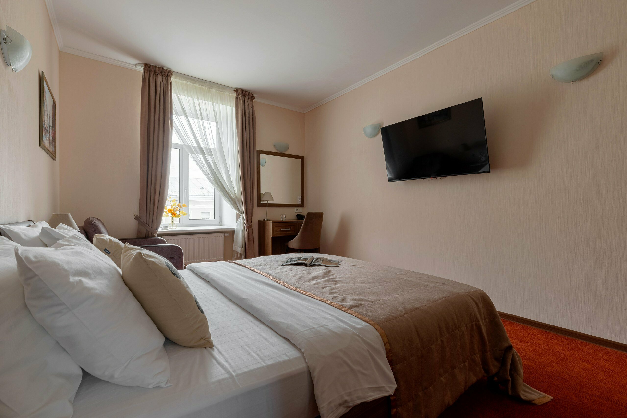 УЛУЧШЕННЫЙ с кроватью Queen-size, гидромассажной ванной и видом на Б.Московскую улицу