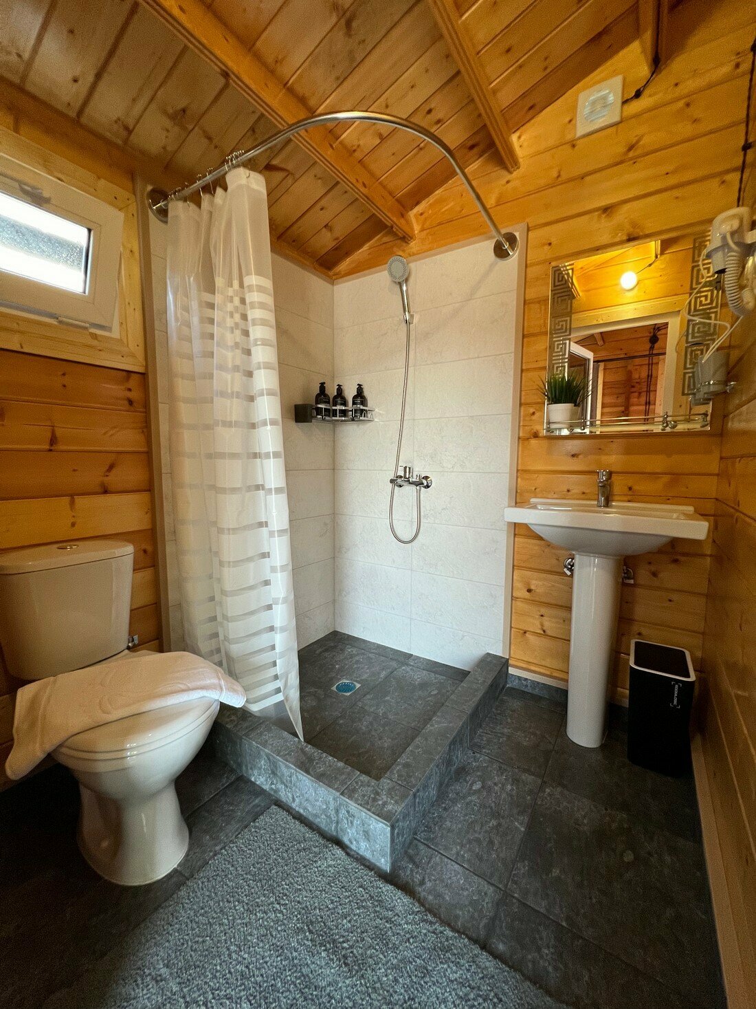 Коттедж четырёхместный (1 двуспальная и двухъярусная)