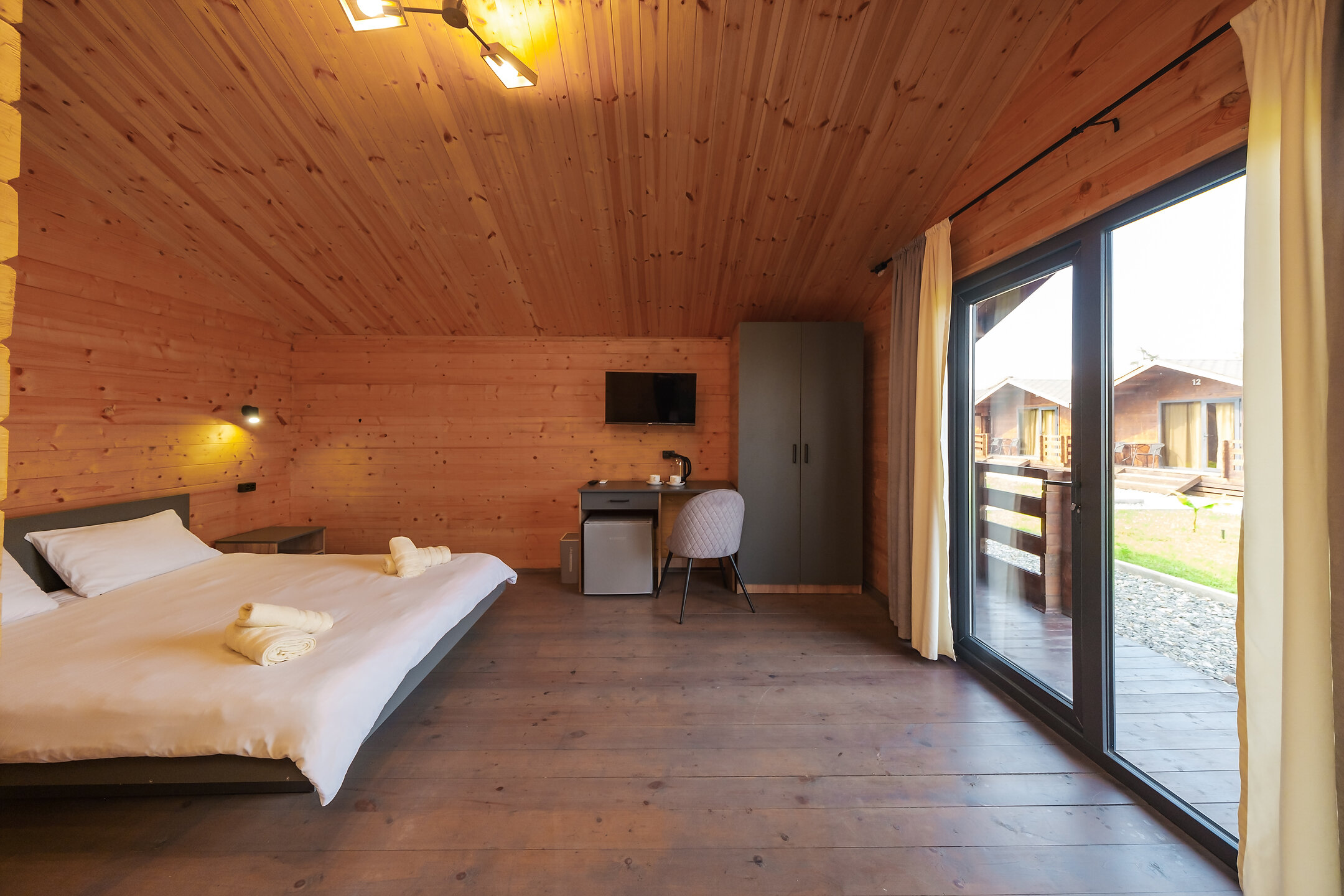 Двухместный номер с двуспальной кроватью и дополнительной кроватью