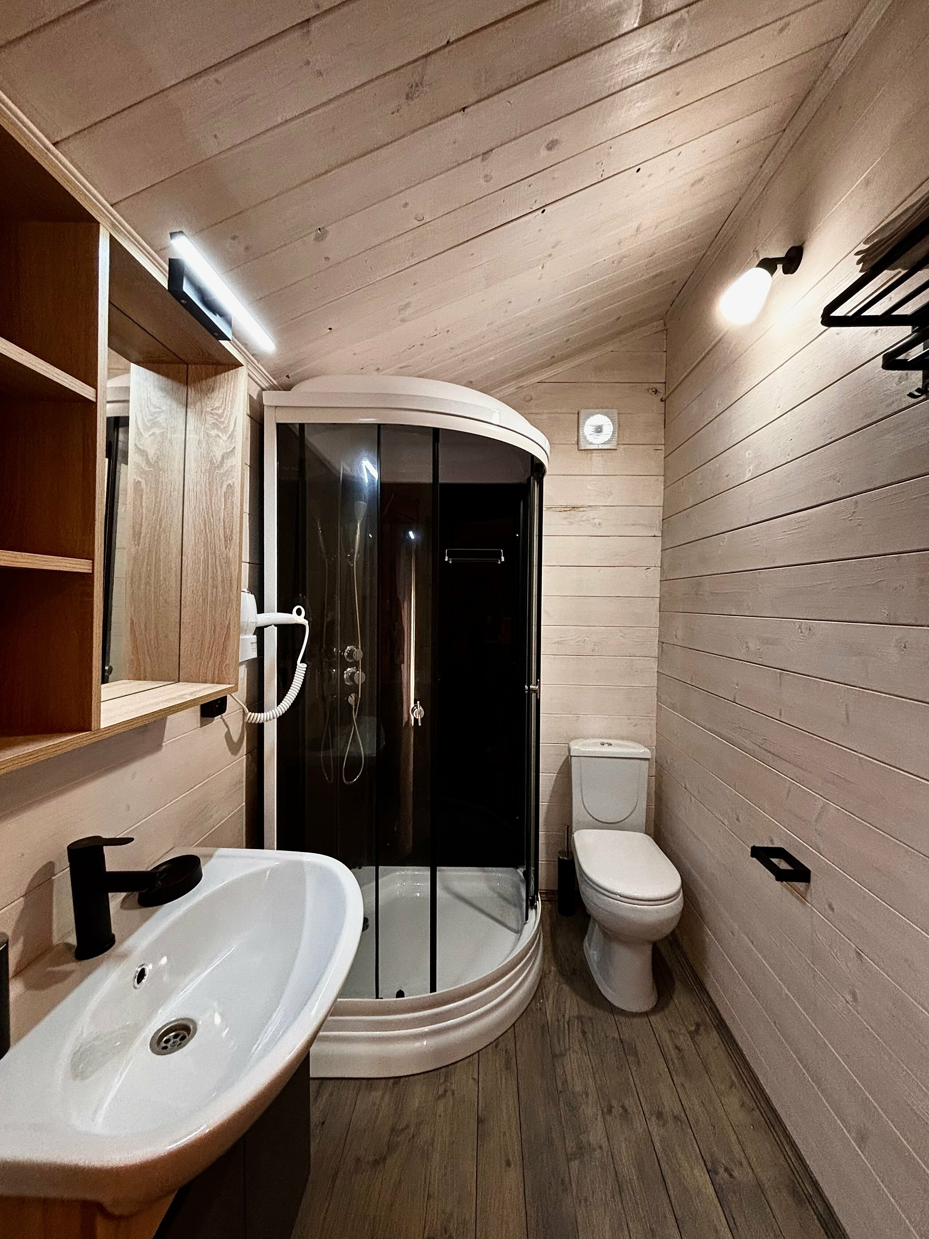 Двухместный номер с двуспальной кроватью и дополнительной кроватью