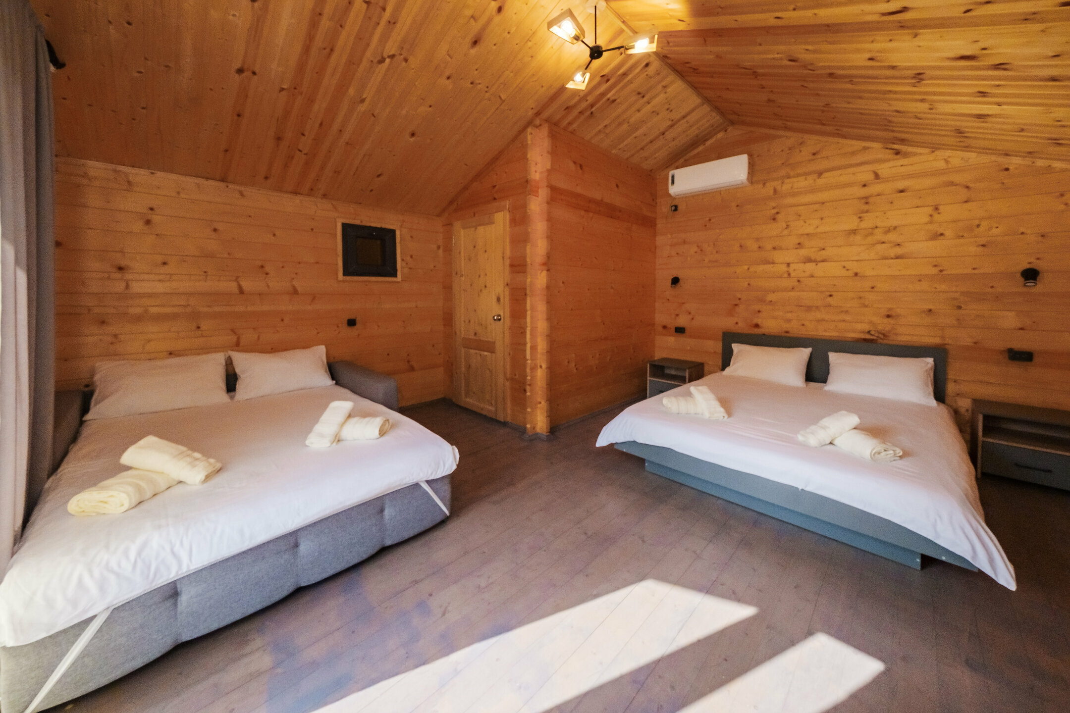 Двухместный номер с двуспальной кроватью и дополнительной кроватью