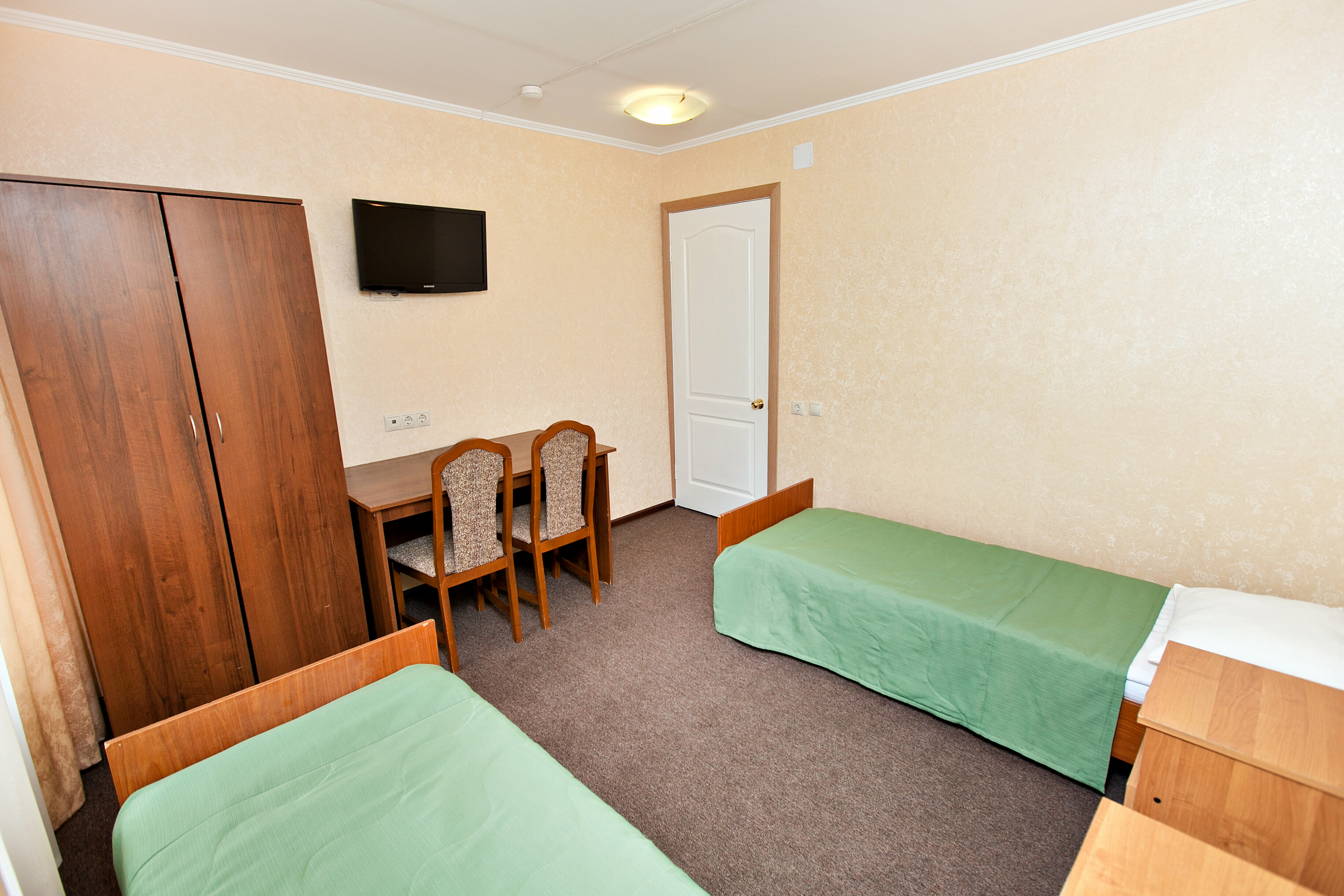 Номер эконом 2 категории с 2 односпальными кроватями (удобства на блок)