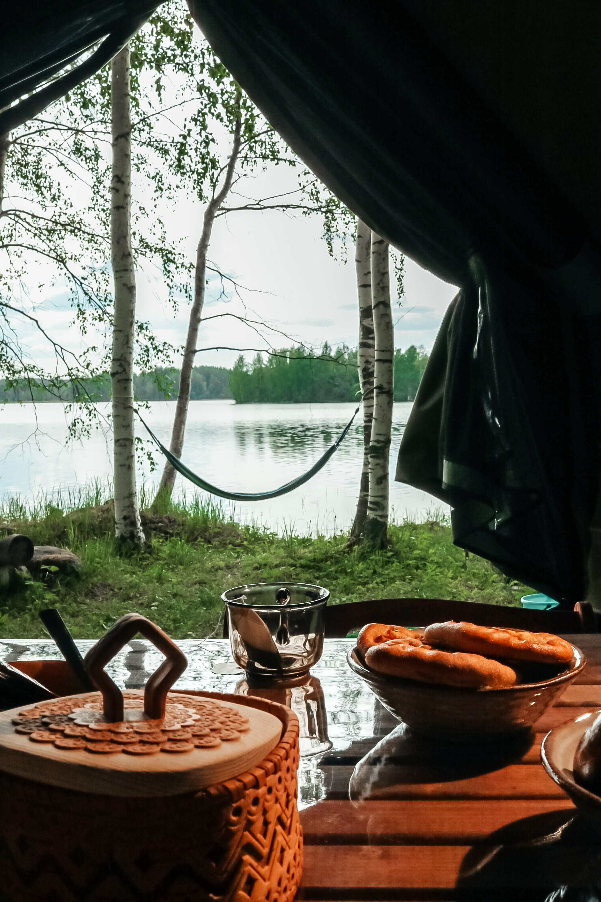 Палатка на берегу озера