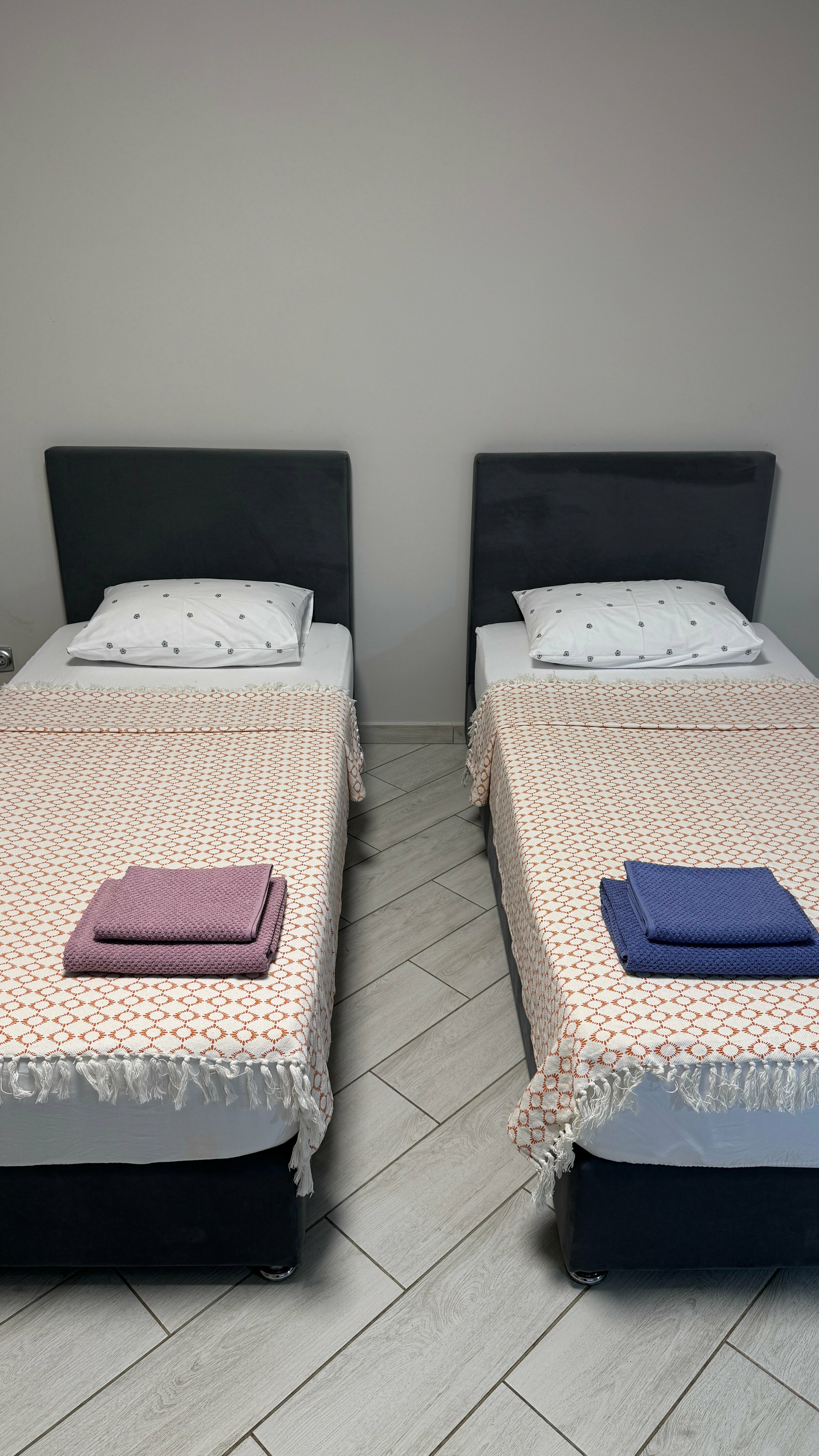 Четырехместный номер с кухней и удобствами в номере.