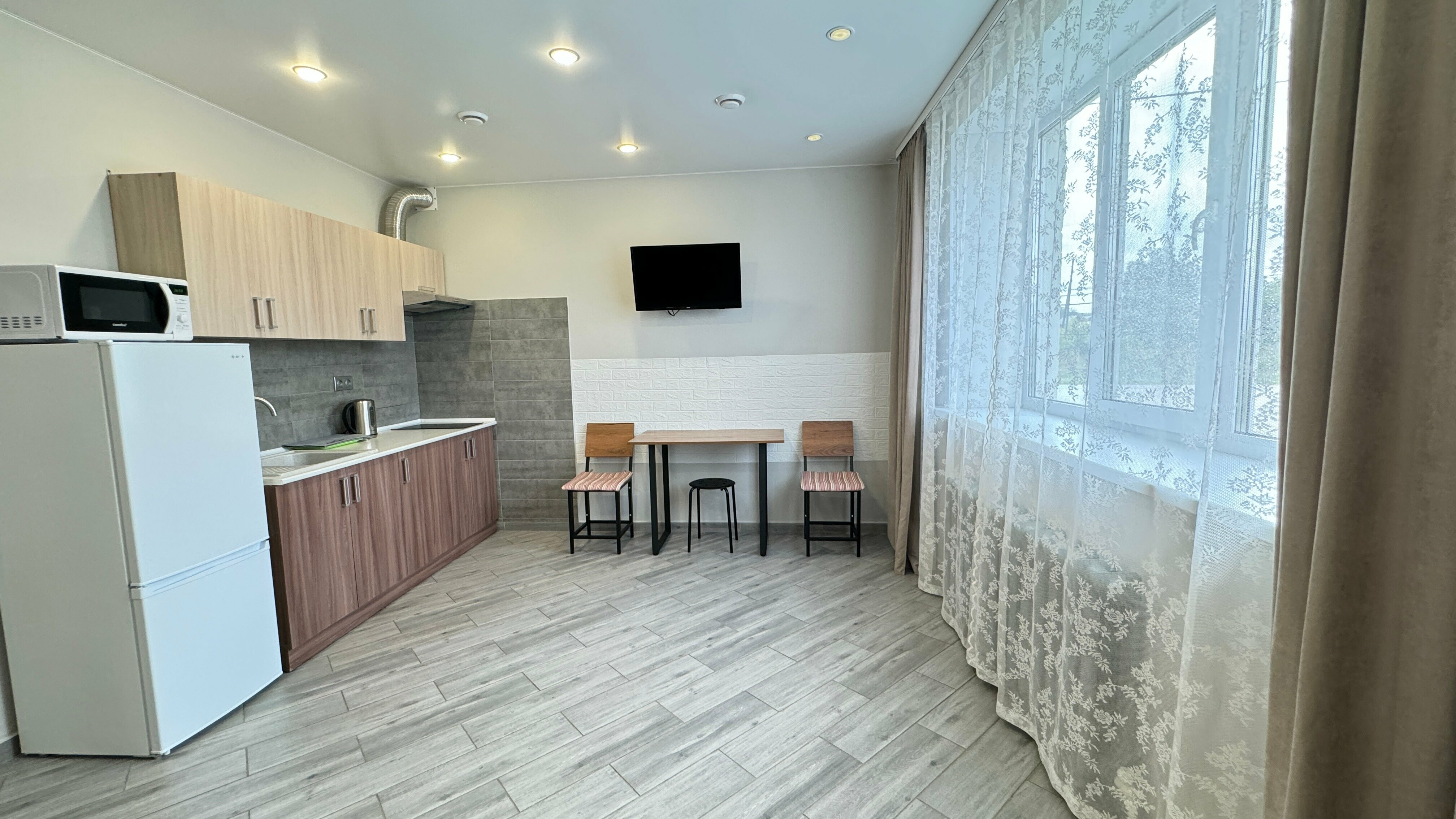 Четырехместный номер, с изолированной спальней, с кухней, удобствами в номере.