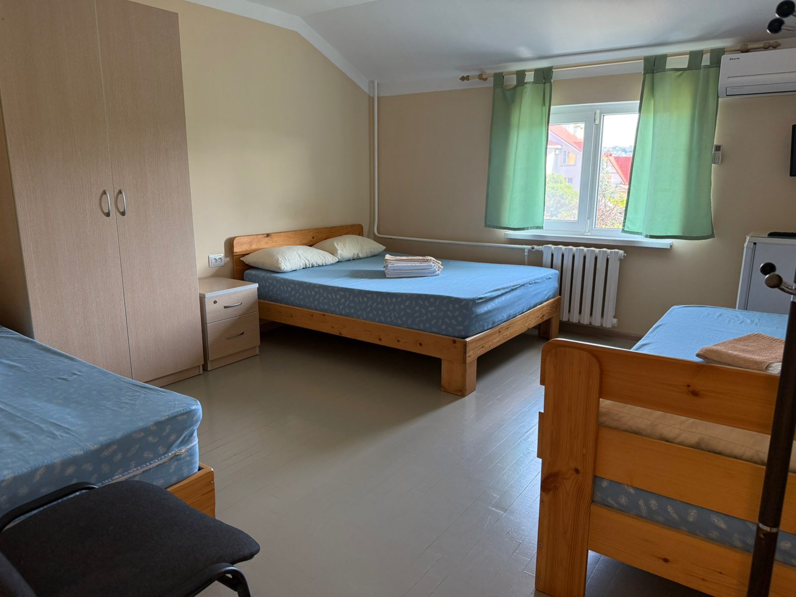 Четырехместный номер эконом-класса с общими удобствами на этаже