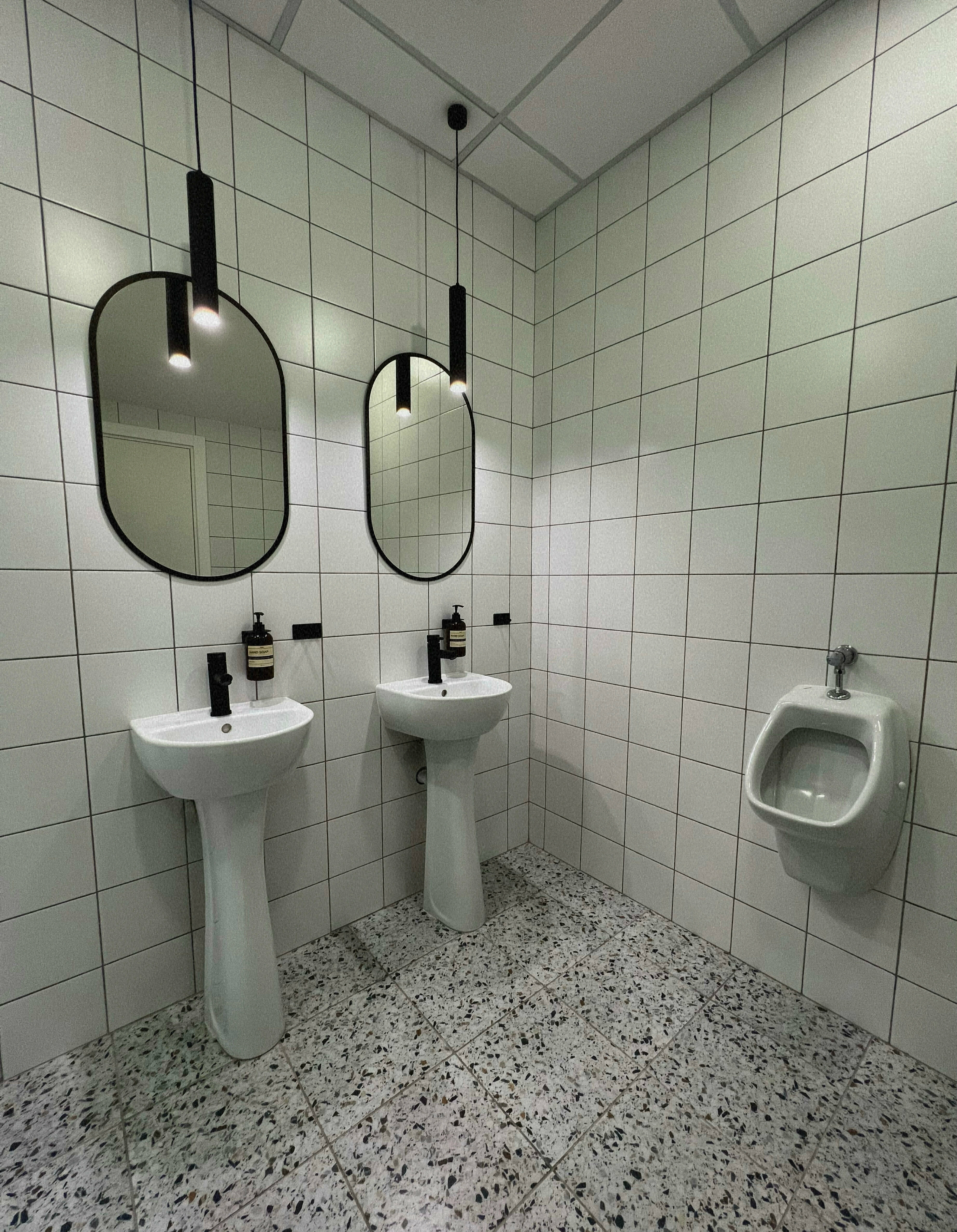 ТОЛЬКО ДЛЯ МУЖЧИН Капсула в мужском хостеле