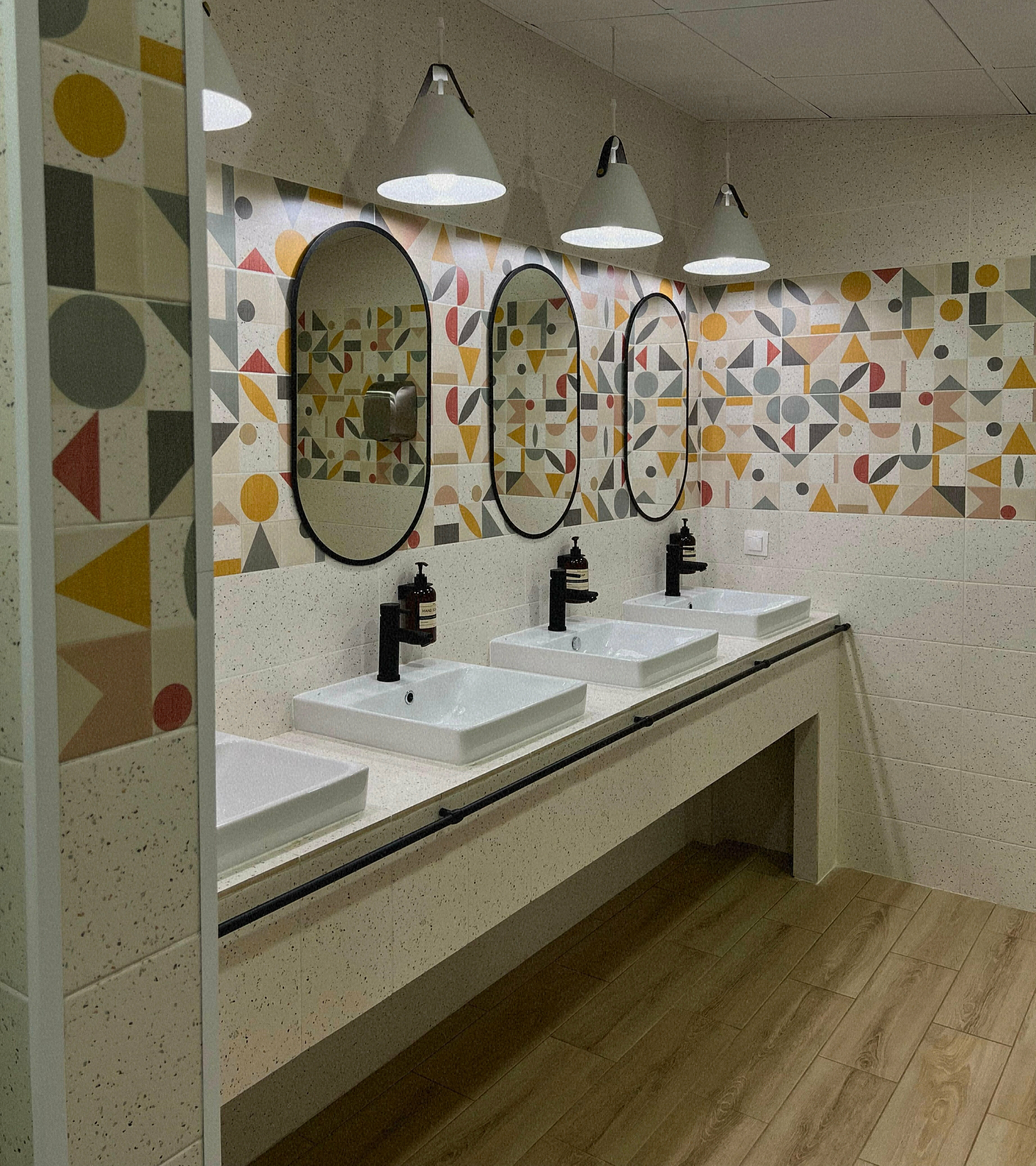 ТОЛЬКО ДЛЯ МУЖЧИН Капсула в мужском хостеле