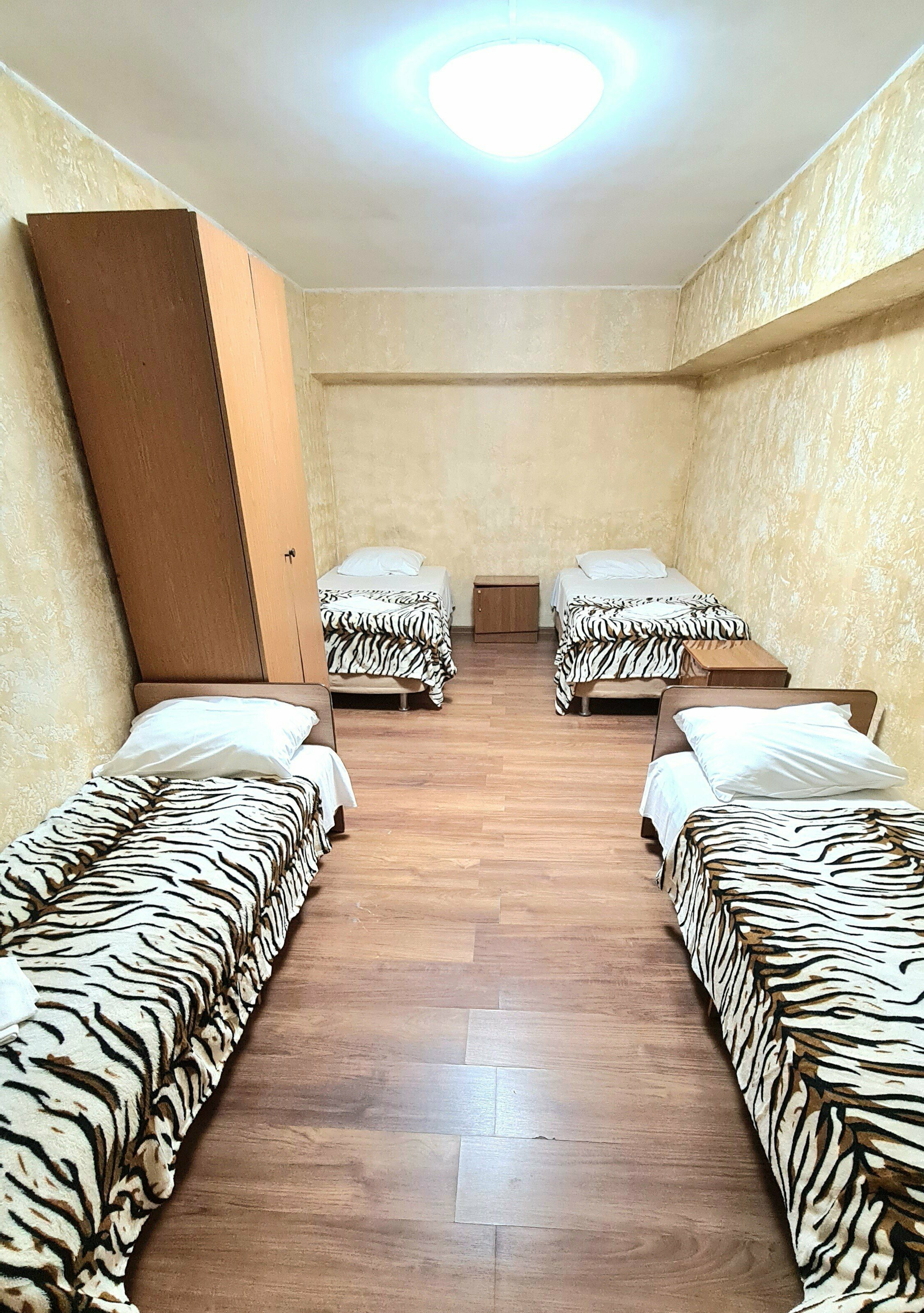 Кровать в общем номере для мужчин с 4 кроватями